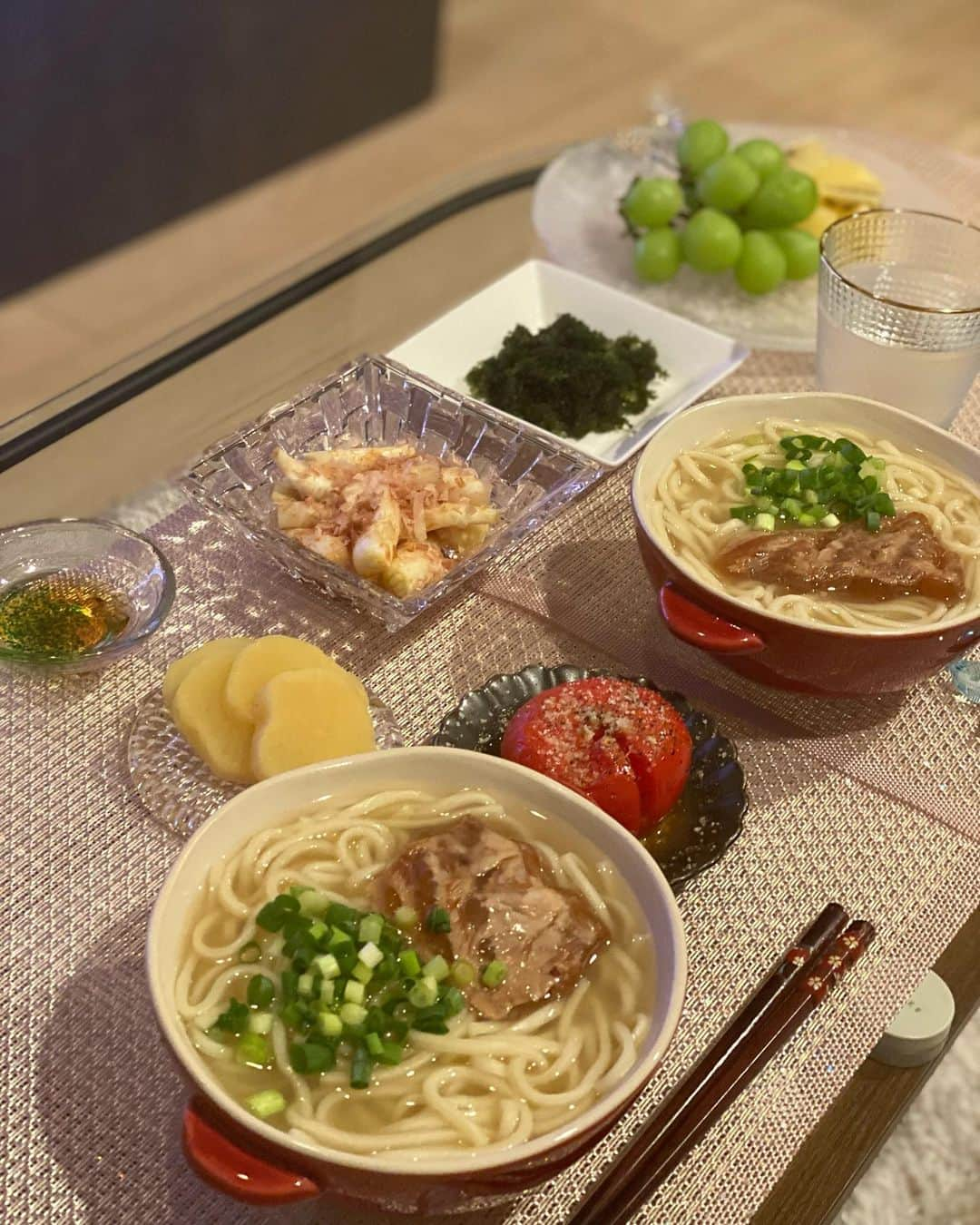 岸明日香さんのインスタグラム写真 - (岸明日香Instagram)「カメラマンのまどかちんが来て沖縄料理したよ🥰 お味噌汁作ったのに出し忘れた🥲笑 写真はまどかちんに初めて撮ってもらったときの写真💋 @sanomadoka_photo  @senchoku #岸キッチン　#ソーキそば　#島らっきょう　#海ぶどう」8月1日 16時45分 - aspoo02