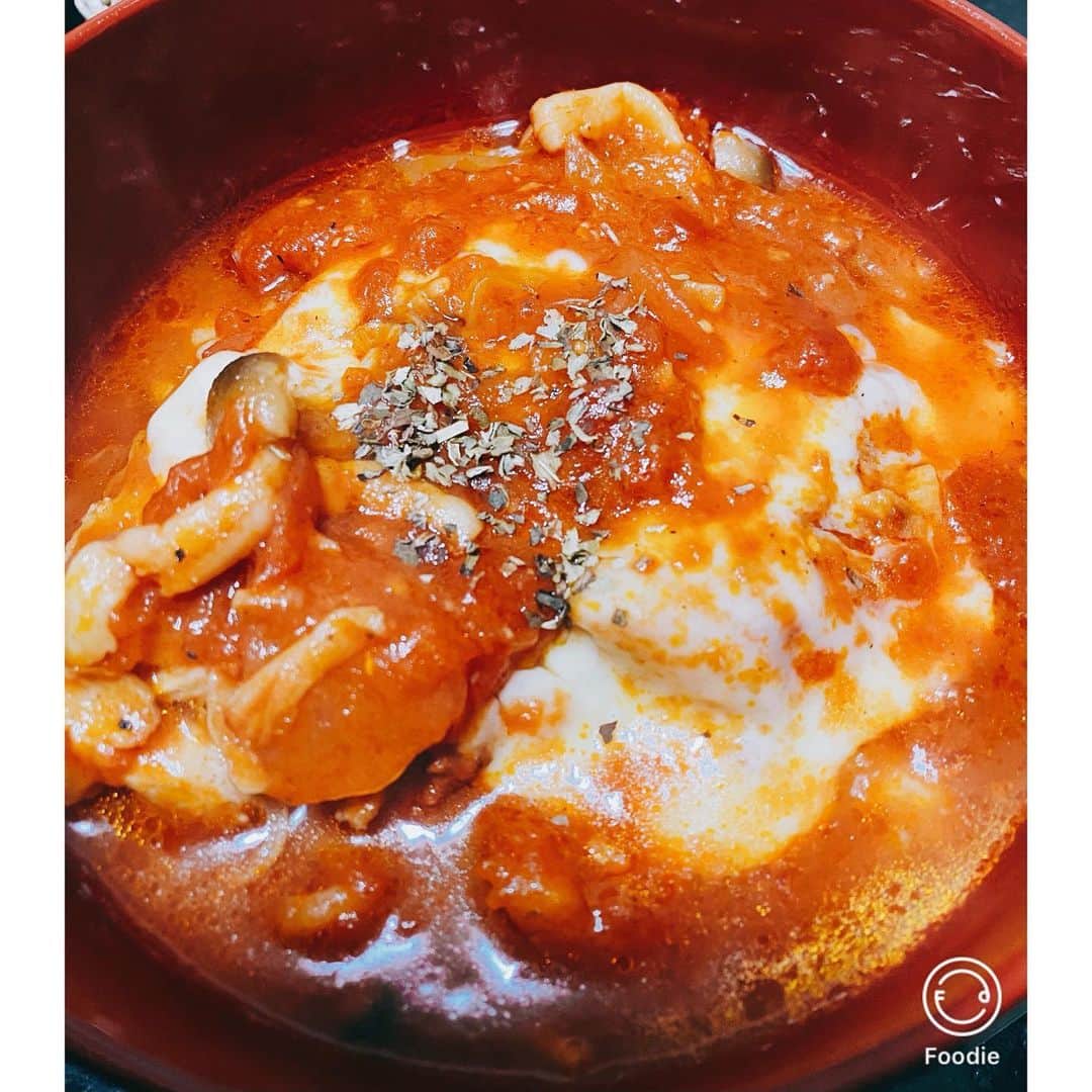 工藤美桜さんのインスタグラム写真 - (工藤美桜Instagram)「Foodieのフィルターが可愛くて 自撮りする時とか、料理した時よく使います☺︎ (35mm 01とYU2です) #フーディーカメラ #料理好きなんです　⠀ #これはチキンのチーズトマト煮 #foodiepr」8月1日 16時48分 - mmio_kudo