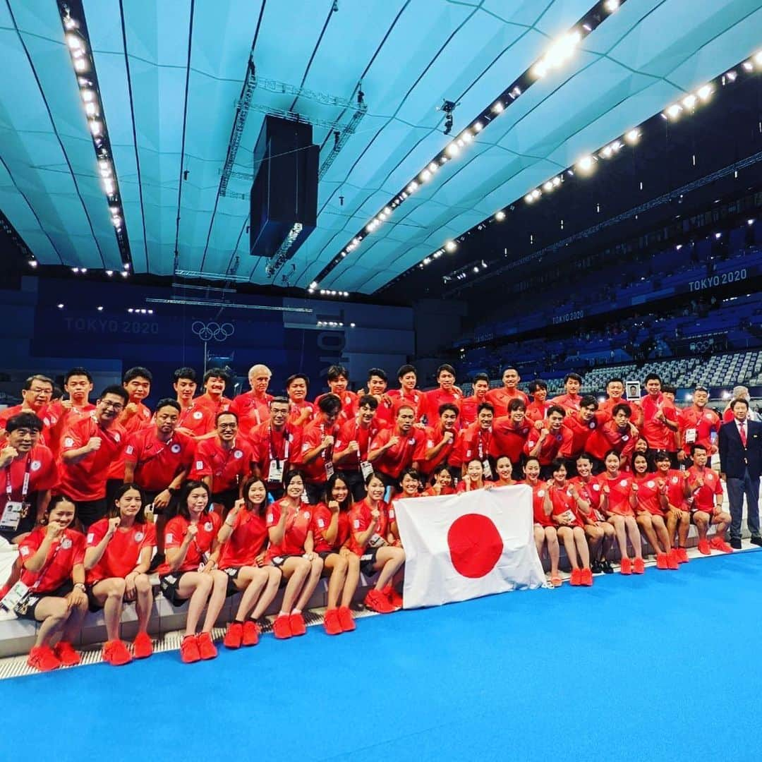 瀬戸大也さんのインスタグラム写真 - (瀬戸大也Instagram)「東京オリンピックの競泳競技が今日で全て終わりました。 応援してくださった方々に最高の結果で恩返しができず悔しい気持ちでいっぱいです。 何が足りなかったのか今回の結果と向き合ってまた世界と戦っていきたいと思います。 最初の400m個人メドレーで思うように結果を出せず、次の200mバタフライでも良い泳ぎが出来ず苦しい思いはありましたが、なんとか、最後の200m個人メドレーでは沢山の方にアドバイスを頂き最後まで諦めず良い泳ぎを意識することで今、自分にできる最高の泳ぎができました。 公介ともまた世界の舞台で二人で戦えたことも幸せでした。 そして、最後まで自分のことを信じ、応援し続けてくださる方が多くいてくださったこと、そして夢の舞台であるオリンピックを開催して頂いたこと、本当に心から感謝しております。 ありがとうございました。  #olympics #tokyo2020 #thankyou #paris2024 #ありがとうございました」8月1日 16時53分 - daiya_seto