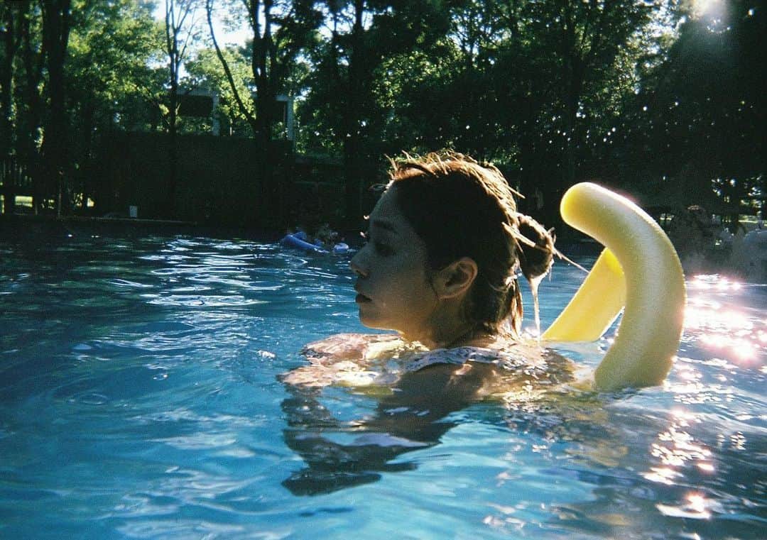 わちみなみのインスタグラム：「フィルムで撮ると水がかわいいですね🟦 髪の毛から落ちているところが特に 時間が止まってるみたいで  #フィルムカメラ #写ルンです #film #film_jp #夏」
