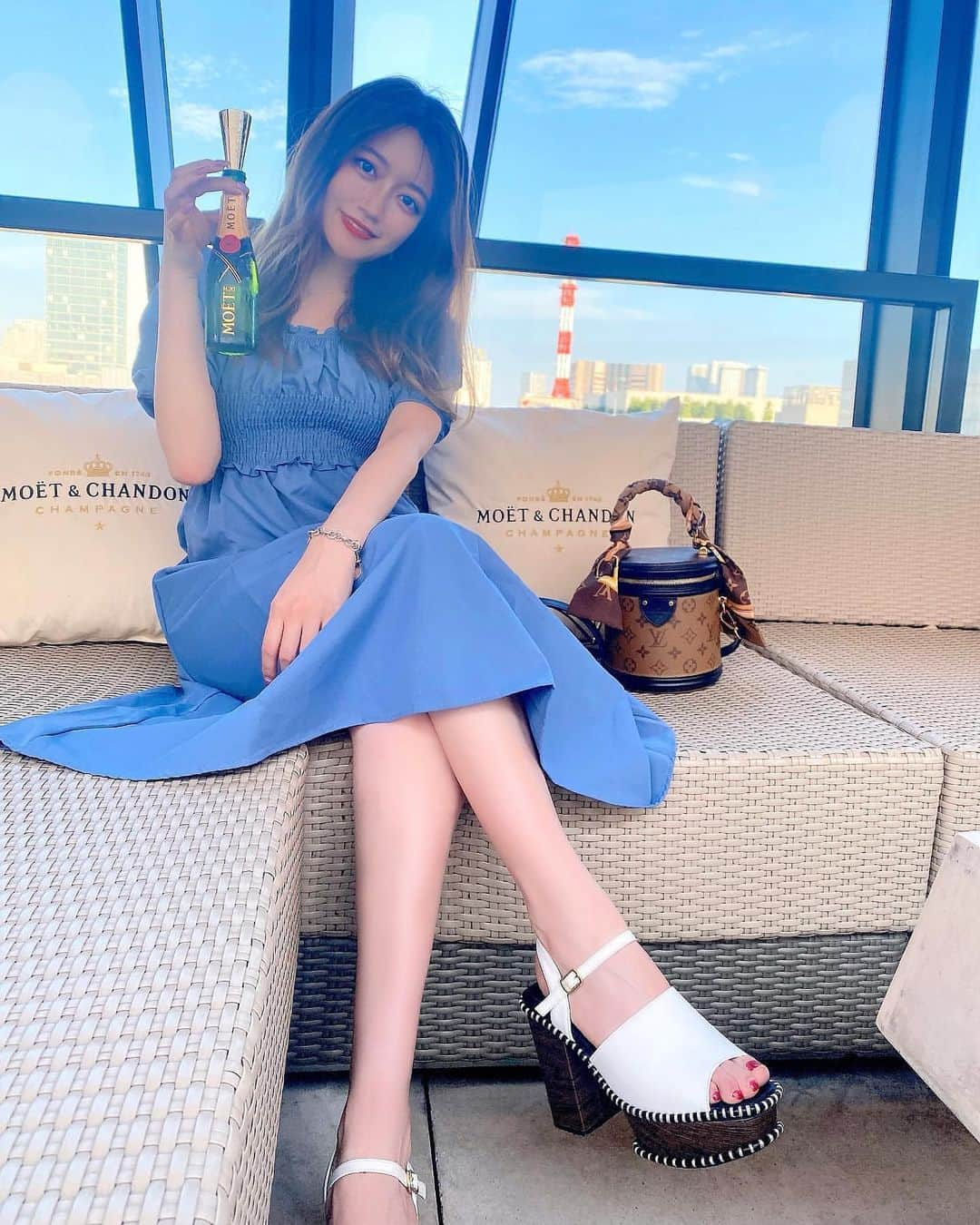 美女美容事情さんのインスタグラム写真 - (美女美容事情Instagram)「《プール＆ビアガーデン🍾⛲️💖》 *⁠ 今回ご紹介させて頂きますのは!!👀❤︎⁠⠀ 川口加恋さん< @karen_ud.jp >の素敵なお写真📸⁠⠀⁠⠀⁠⠀⁠ *⁠⠀⁠⠀⁠⠀⁠⠀ 銀座の東急プラザ屋上で開催されたプール付きのお洒落なビアガーデン🍾🍻 シャンパンが似合う上品で可愛らしい美女です😳❤️ *⠀⁠⠀⁠⠀⁠⠀⁠⠀ 川口加恋さん< @karen_ud.jp > ⁠⠀⁠⠀⁠⠀⁠⠀ 素敵な投稿ありがとうございました☺️📸✨ *⠀⁠⠀⁠⠀⁠⠀⁠⠀ 川口加恋さんのアカウントには他にも素晴らしい投稿が沢山ありますので是非覗いてみてくださいね💁‍♀️💙⁠⠀⁠⠀⁠⠀⁠⠀ *⠀⁠⠀⁠⠀⁠⠀⁠⠀ △▼△▼△▼△▼△▼△▼△▼△▼△▼ ⁠⠀⁠⠀⁠⠀ ❤🧡💛「美女美容事情」💚💙💜⠀⠀⠀⠀⠀⠀⠀⠀⠀⠀⠀⠀⠀⠀⁠⠀⁠⠀⁠⠀⁠⠀⁠⠀ 👇掲載ご希望の方は👇⠀⠀⠀⠀⠀⠀⠀⠀⠀⠀⠀⠀⠀⠀⠀⁠⠀⁠⠀⁠⠀⁠⠀⁠⠀ @b_b_j.jタグ付けと🖤 #ビジョビ ⁠⠀ 🖤タグ付けお願いします✨⠀⠀⠀⠀⠀⠀⠀⠀⠀⠀⠀⠀⠀⠀⠀⁠⠀⁠⠀⁠⠀⁠⠀⁠⠀ △▼△▼△▼△▼△▼△▼△▼△▼△▼ ⁠⠀⁠ #限定10組 #シャンパン #ビアガーデン #銀座 #スカイテラス #ソーシャルディスタンス #モエ #プールサイド #モエシャンドン #モエ #屋上ビアガーデン #夏 #夏コーデ#ootd #ワンピースコーデ #銀座 #銀座東急プラザ #kirikoterrace #tagsforlikesapp #팔로우미 #촣아요 #친구해요 #팔로우환영 #오오티디 #패션스타그램」8月1日 17時30分 - b_b_j.j