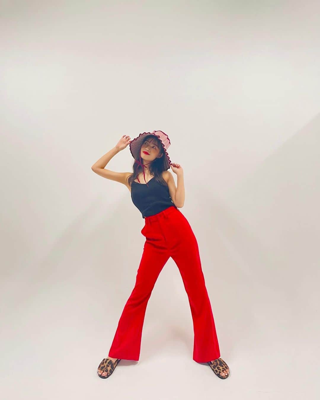 新井舞良のインスタグラム：「しふくです。撮影終わりに🤩  tops : @jeanasis_official  pants : @jeanasis_official  📸: @yuichi_sakakibara   夏は特に派手色着たくなるねー！！  These are my own clothes. In summer I like to wear bright colours!」
