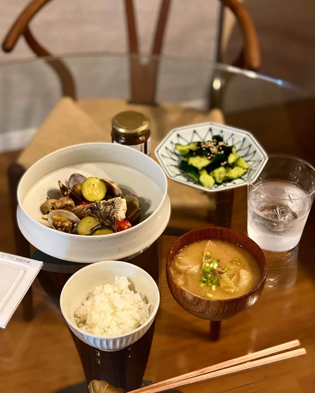 佐藤晴美さんのインスタグラム写真 - (佐藤晴美Instagram)「気づいたら8月🤭  今日はお魚を食べたかったので、 ずっと作ってみたかったアクアパッツァを 初めて作ってみました。 簡単なのに野菜もお魚も美味しく調理できる、こりゃハマりそうです。  バーミキュラのスイッチ入れてオリンピックのハイライト見てたらもう出来上がってました。  納豆は賞味期限が今日までだったので、 慌てて。」8月1日 18時07分 - sato_harumi__official