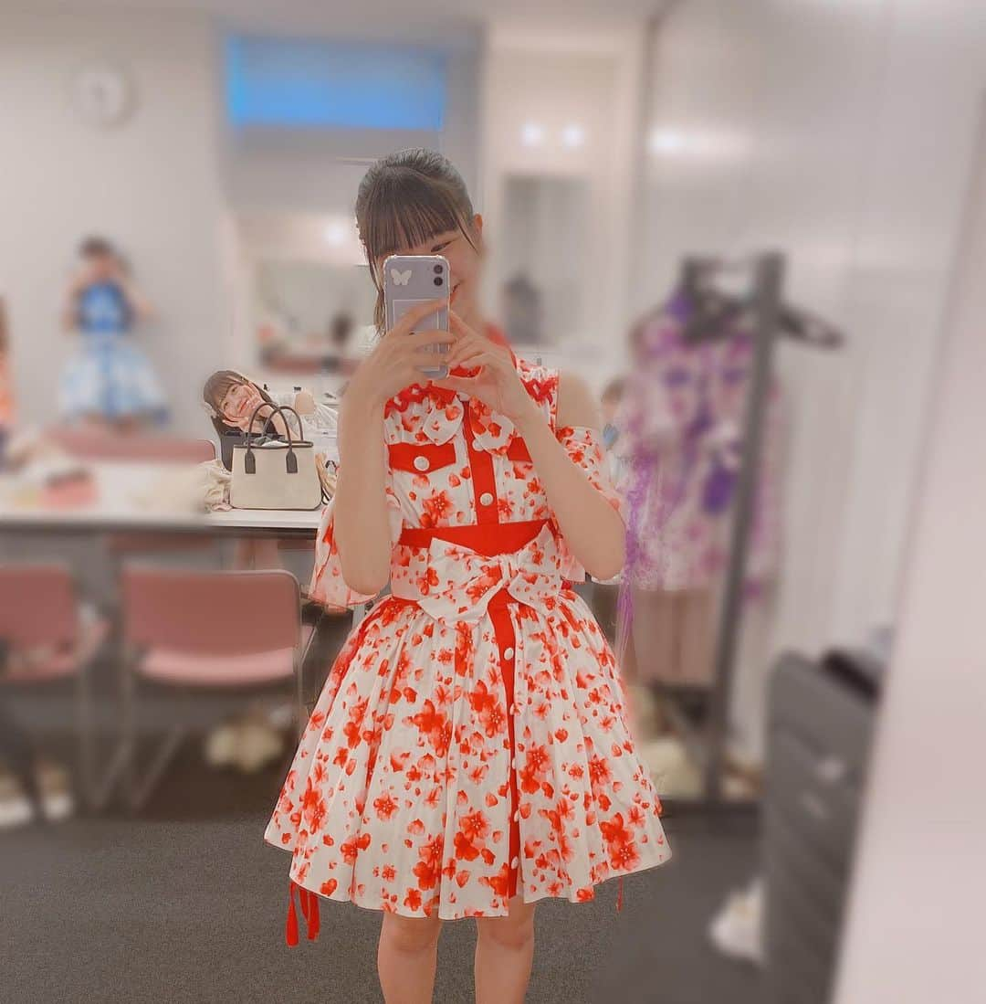 竹内ななみさんのインスタグラム写真 - (竹内ななみInstagram)「♡ 「ミクチャアイドルフェス」とーっても楽しかったです✨  今日はスイートスマイルの衣装を着ました〜❤️  めちゃくちゃかわいい、、 歴代の衣装が着れるの本当に嬉しいんです（ ; ; ）  （1枚目のお写真に写り込んでくださったなづなさん…🤍かわいいです🤦‍♀️💓）  #アイドル #スパガ #赤 #夏スパガ #ミクチャアイドルフェス#立川ガーデンステージ #竹内ななみ #スイートスマイル #衣装 #sjk」8月1日 18時07分 - nanami.1002