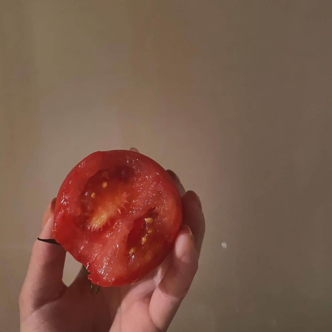 忍野さらさんのインスタグラム写真 - (忍野さらInstagram)「何もかけなければ、食べたい時に好きなだけ食べていいルール。トマトの美味しい食べ方は簡単！台所で丸かじり☺︎ 明日からドラマの撮影。リコピンパワーで頑張る！」8月1日 18時11分 - oshinosara
