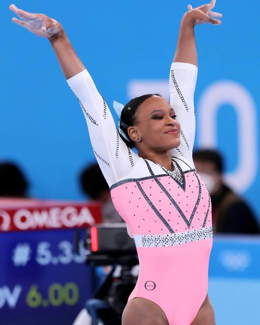 アルトゥール・オヤカワ・マリアノのインスタグラム：「CAMPEÃ OLÍMPICA 🥇  Voce é histórica! Primeira medalha olímpica na ginástica feminina e primeira mulher brasileira a ganhar mais de uma medalha na mesma edição dos Jogos Olímpicos !  Voce merece! Nosso orgulho ❤️❤️❤️ Te amo @rebecarandrade   Foto: ricardo bufolin @rbufolin   #tokyo2020 #2021 #olympics #jogosolimpicos #gold #medal #rebecaandrade #campeã #olympicchampion #champion #toquio2020」
