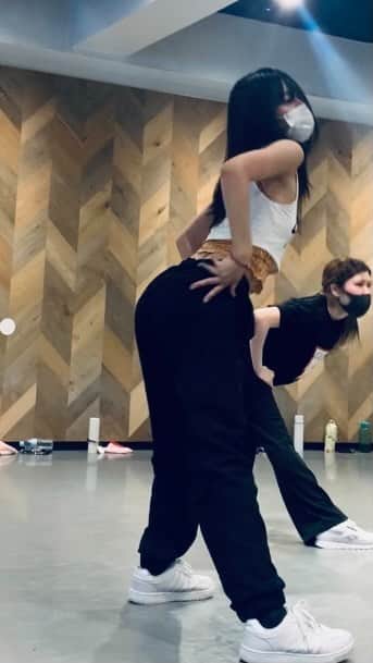 のインスタグラム：「久しぶりに体を動かそうと思い 毎回恒例 受けるレッスンをあみだくじで決めて 行ってみたら…  振り付けが出来上がっているクラスに行ってしまい、覚える事に必死でした！！  体より頭の方が使った😊💦  やっぱりダンスは楽しい！ また行こっ(〃ω〃)  #Ado#踊#ダンス#レッスン動画#山田佳奈実#jazzfunk #ダンス動画#黒髪#ロングヘア#ストレートヘア#レッスン着#jazzdance #ダンス女子#ダンスレッスン #トレーニング#トレーニング女子」