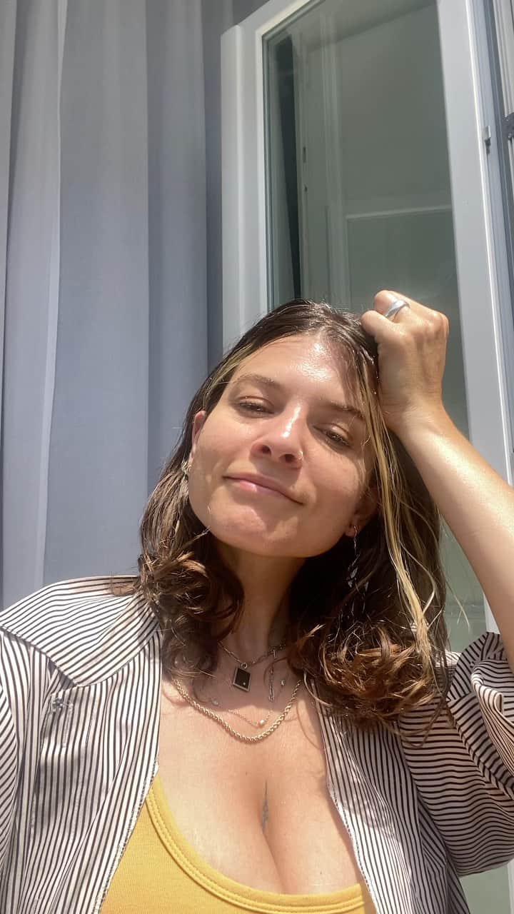 glorianotoのインスタグラム：「Live from Naples 💋  Between terrible jet lag- 4 coffe’s in my system , and the piazza that acts as a soccer field + children’s play place until 3 am- I woke up feeling a bit puffy. Didn’t want to bring much on my trip so my Deep serum was not only my face saver but also my hair serum + body hydration .  My fingertips as my only tool- massaging into all of my tension points. I get a lot of tension under my eyebrows and my jaw - blame It on the clenching and over active mind chatter … I’m probably one of the most minimalist skin care freaks I know. One product please.  Okay I feel better - off for more coffee 🇮🇹 💋💋 @noto_botanics」