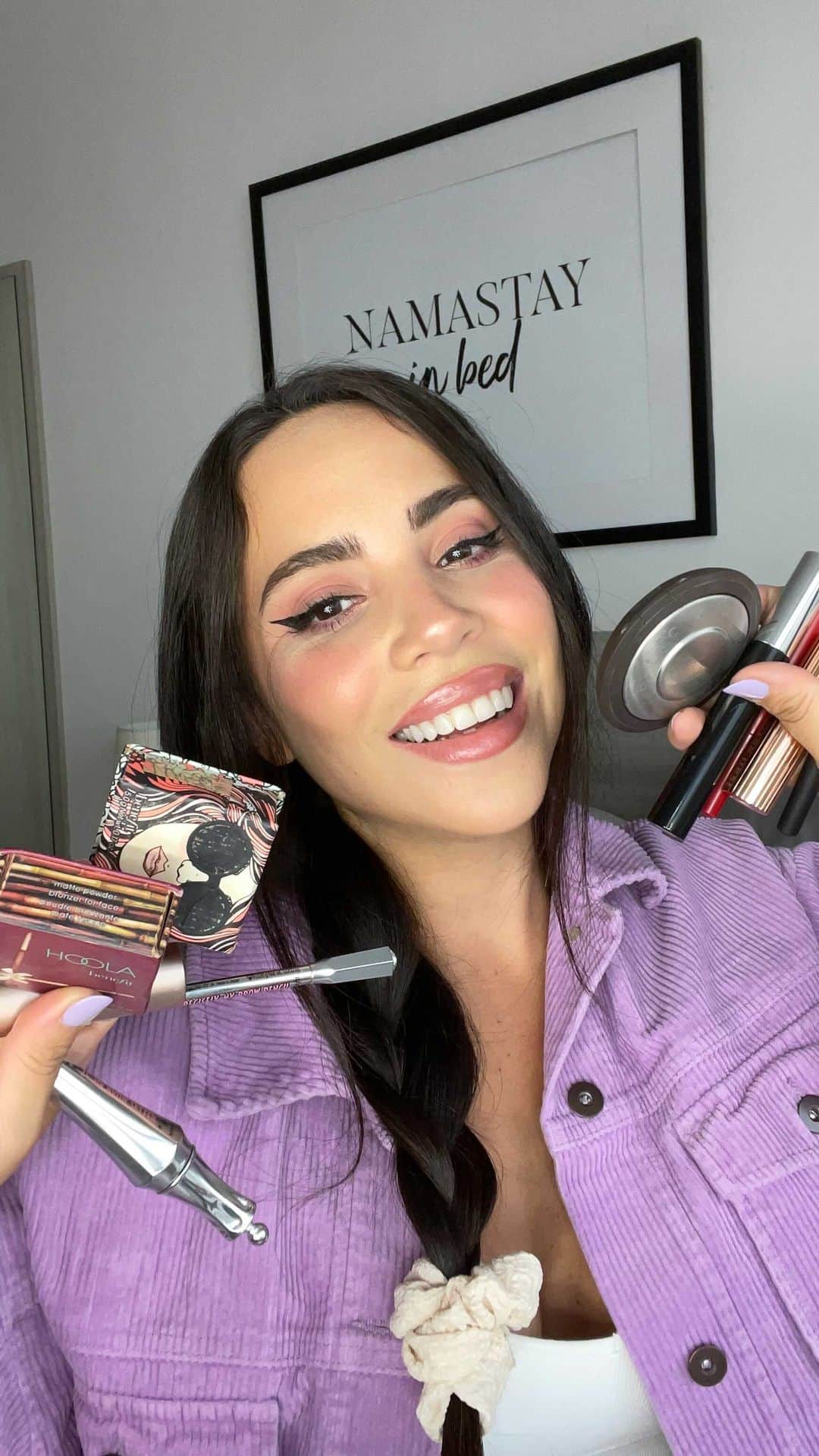 Katy Esquivelのインスタグラム：「En este IGTV les hablo sobre todos los productos que uso en el día a día para hacer mi maquillaje 💕」