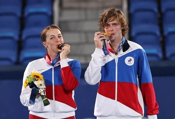 アナスタシア・パブリュチェンコワのインスタグラム：「Olympic Champions аааа!!!  Не верится, но мы сделали это 🤩🥇🥇спасибо всем за поздравления и поддержку! Ребята, вы лучшие, обожаю (ну вы и так знаете)!  Мечты сбываются ♥️」