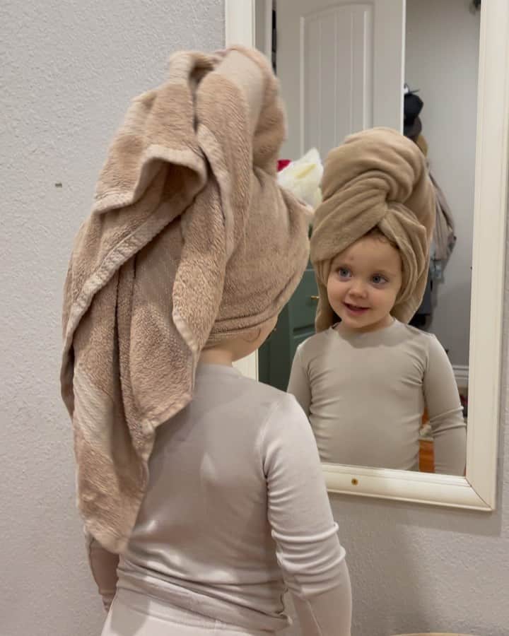 ジェッサ・ダガーのインスタグラム：「First time having her hair up in a towel! 💁🏻‍♀️」