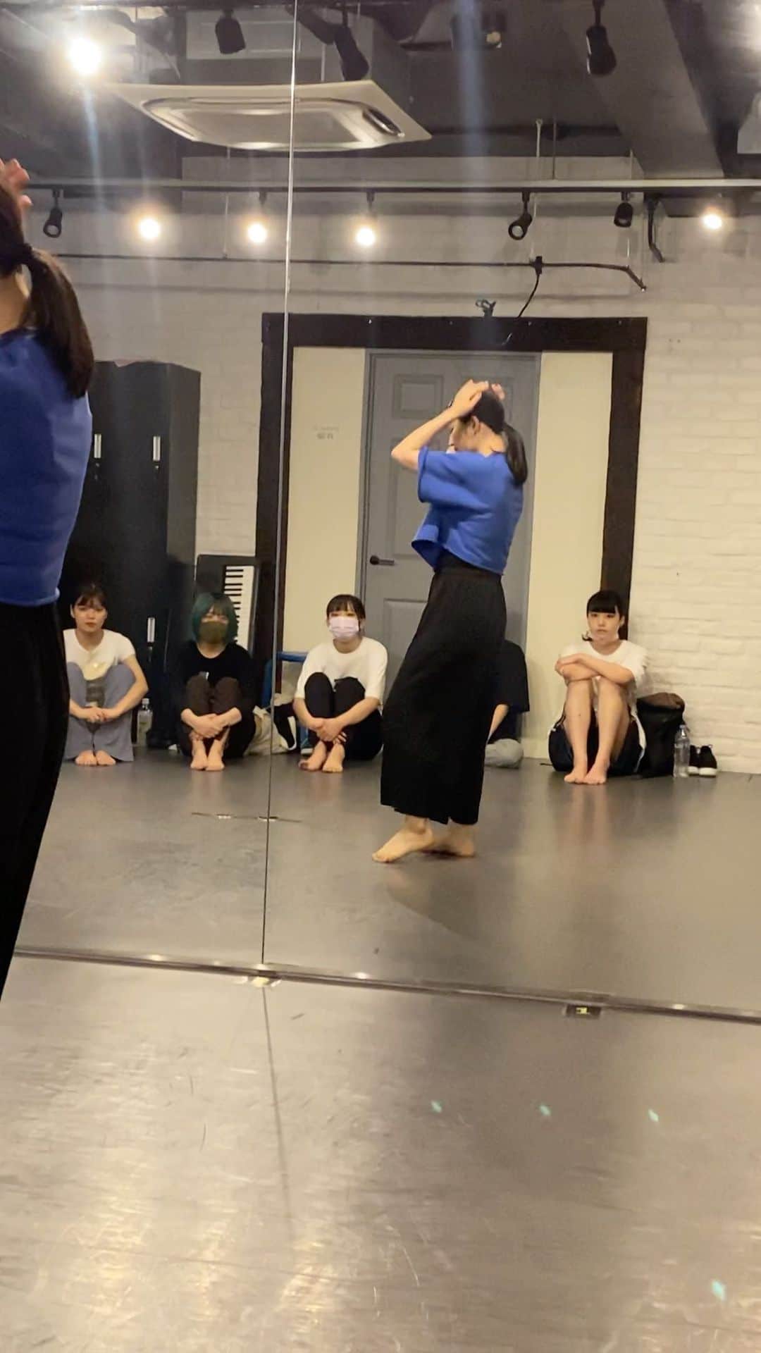 AO のインスタグラム：「レッスンで振り作ったのでのせます！ @_majiko_ さんカバーの心做し #majilo#心做し#dance」