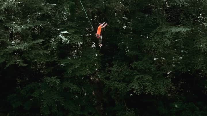 のインスタグラム：「冷やし中華始めました。 I'm also start freestyle👶 "Yoda Roll" 残念ながら今日のイベントではメイクできんかった😂  #highlinefreestyle #freestyle #slackline #highline #vivobarefootjapan #vivobarefoot #barefoot #slacklineresearch #slackline #highline #highlife #slackline #slacklining #yoga #balance  #slacktivity #minimalshoes #minimalistshoes #minimalist #rocksclimbinggym #yodaroll #健康壱番館 #スラックライン #スラックラインリサーチ #ヨガ #バランス #ビボベアフット #ベアフット #トレイルランニング #ハイラインリサーチ #ハイライン #ハイラインフリースタイル #スラックティビティ」