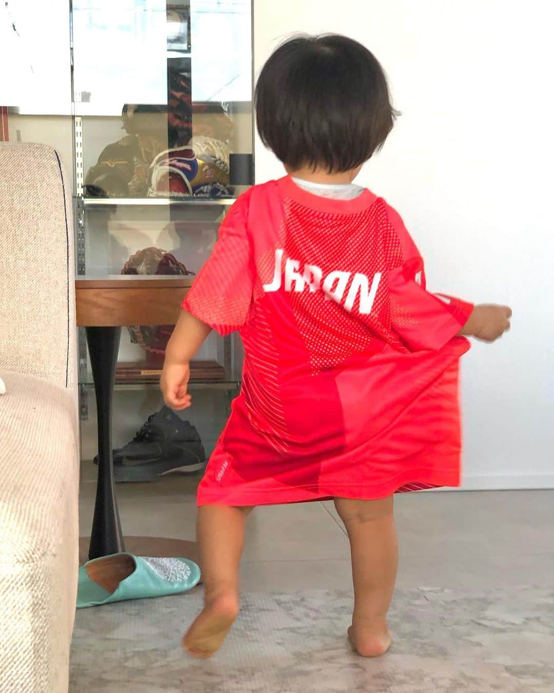 宮崎瑠依さんのインスタグラム写真 - (宮崎瑠依Instagram)「「僕もオリンピックTシャツ買ってもらったよーー🕺」 と、ノリノリの息子😎ww  一番小さい120サイズを着用しています✨ まだ1歳2ヶ月の息子が着るとワンピースになっちゃうけど、それが可愛い😛w  #teamred2020 #家族で着用 #オリンピックTシャツ  #頑張れニッポン」8月1日 21時20分 - ruimiyazaki