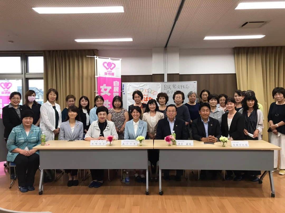 森下千里のインスタグラム：「本日は「いどばたキャラバンin東松島」  ソーシャルディスタンスを保ちながら、 市長や県議や市議の先生にもお越し頂き、実にリアルで活発な意見交換になりました。  子育て、教育、高齢化、健康寿命などテーマは様々です。 問題というのは、関係性が多岐に渡ります。 しっかりと暮らしにある背景を加味した政策に取り組んでいかなければならないですね。  女性の持つ明るさで もっと社会を元気にしていきたい！ そのためにも、女性が活躍できるような取り組みをして参りたいと思っています。  #豊かな暮らし #女性活躍 #お母さんが元気だと家族も元気」