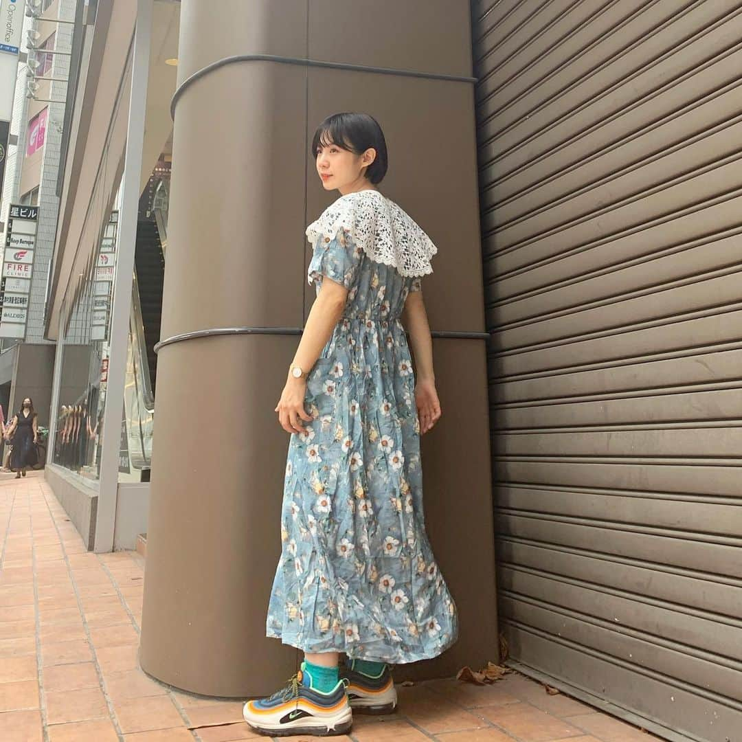 光永さんのインスタグラム写真 - (光永Instagram)「お気に入りワンピースコーデ👗 かっこいいスニーカーを合わせて外しました◎でも色味はちゃっかり合わせてるのです😋👟 ㅤㅤㅤㅤㅤㅤㅤㅤㅤㅤㅤㅤ ワンピース：#merryjenny つけ襟：#mayree スニーカー：#NIKE ㅤㅤㅤㅤㅤㅤㅤㅤㅤㅤㅤㅤ #ootd #outfit  #花柄ワンピース #つけ襟 #メリージェニー #airmax97 #スニーカー女子」8月1日 21時28分 - hinata_official__