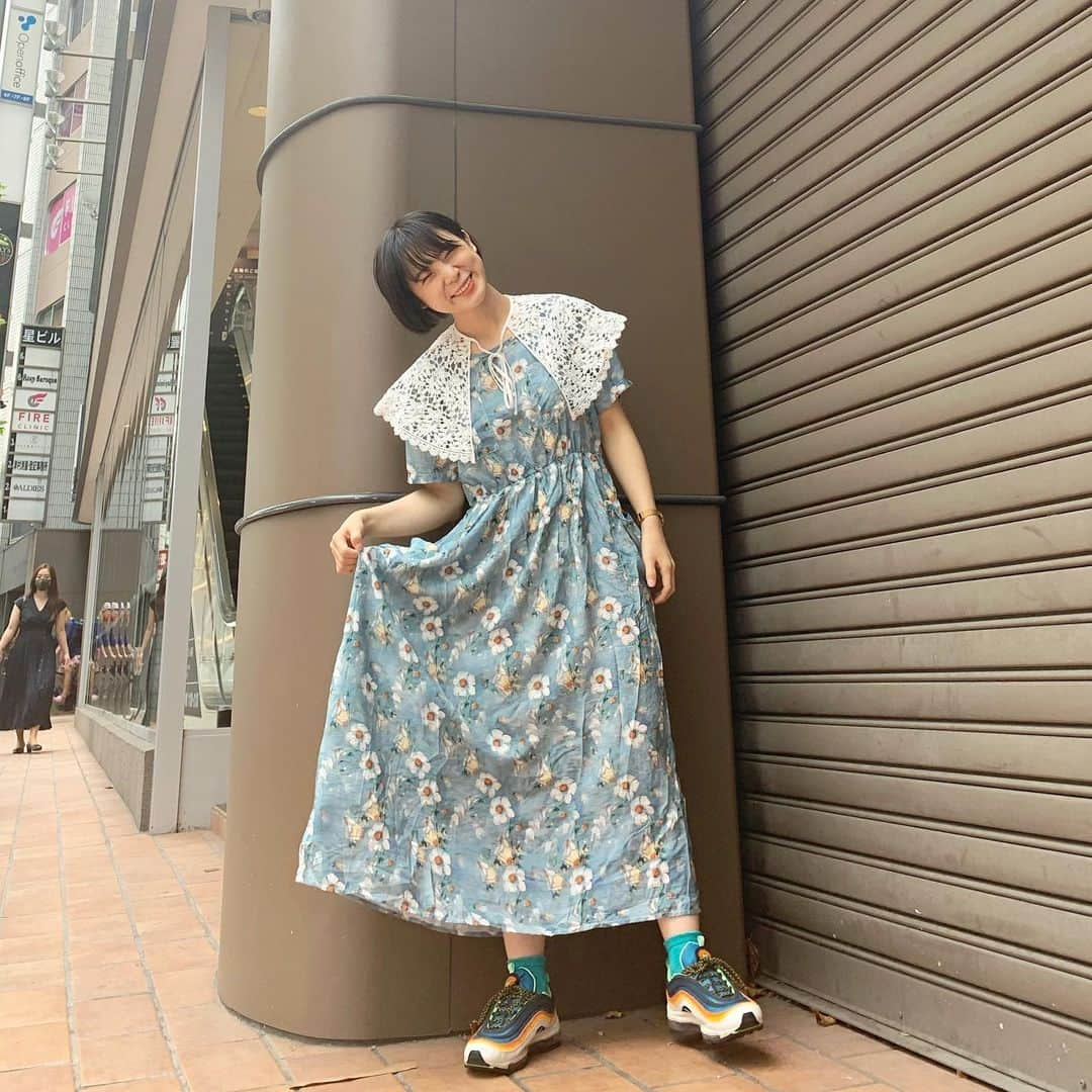 光永さんのインスタグラム写真 - (光永Instagram)「お気に入りワンピースコーデ👗 かっこいいスニーカーを合わせて外しました◎でも色味はちゃっかり合わせてるのです😋👟 ㅤㅤㅤㅤㅤㅤㅤㅤㅤㅤㅤㅤ ワンピース：#merryjenny つけ襟：#mayree スニーカー：#NIKE ㅤㅤㅤㅤㅤㅤㅤㅤㅤㅤㅤㅤ #ootd #outfit  #花柄ワンピース #つけ襟 #メリージェニー #airmax97 #スニーカー女子」8月1日 21時28分 - hinata_official__