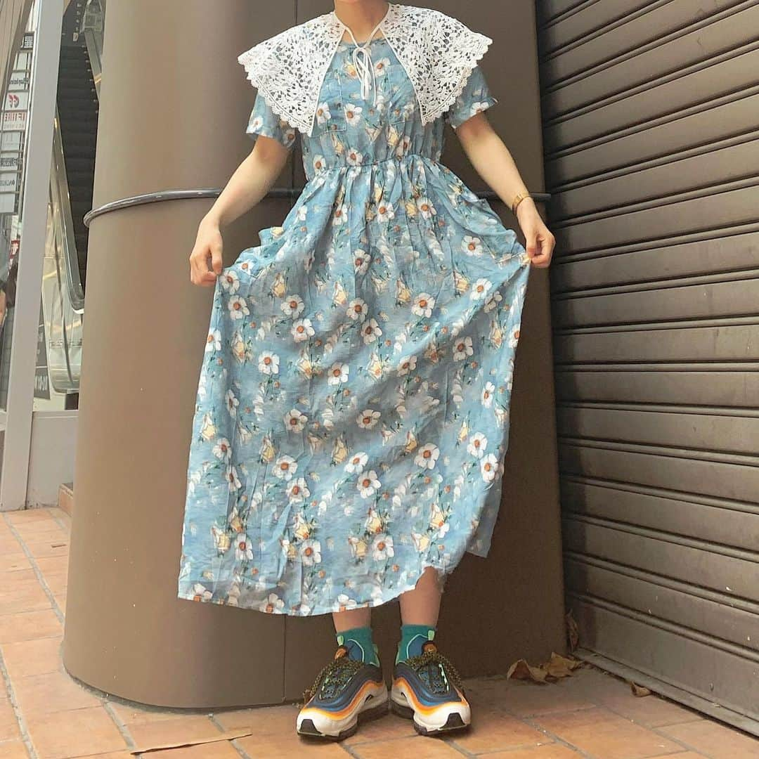 光永さんのインスタグラム写真 - (光永Instagram)「お気に入りワンピースコーデ👗 かっこいいスニーカーを合わせて外しました◎でも色味はちゃっかり合わせてるのです😋👟 ㅤㅤㅤㅤㅤㅤㅤㅤㅤㅤㅤㅤ ワンピース：#merryjenny つけ襟：#mayree スニーカー：#NIKE ㅤㅤㅤㅤㅤㅤㅤㅤㅤㅤㅤㅤ #ootd #outfit  #花柄ワンピース #つけ襟 #メリージェニー #airmax97 #スニーカー女子」8月1日 21時28分 - hinata_official__