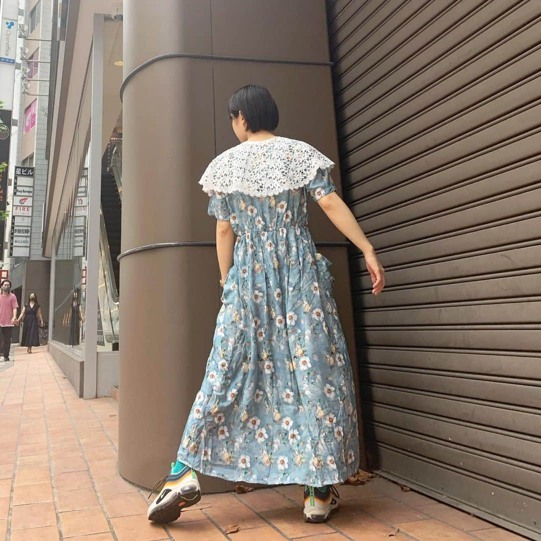 光永さんのインスタグラム写真 - (光永Instagram)「お気に入りワンピースコーデ👗 かっこいいスニーカーを合わせて外しました◎でも色味はちゃっかり合わせてるのです😋👟 ㅤㅤㅤㅤㅤㅤㅤㅤㅤㅤㅤㅤ ワンピース：#merryjenny つけ襟：#mayree スニーカー：#NIKE ㅤㅤㅤㅤㅤㅤㅤㅤㅤㅤㅤㅤ #ootd #outfit  #花柄ワンピース #つけ襟 #メリージェニー #airmax97 #スニーカー女子」8月1日 21時28分 - hinata_official__