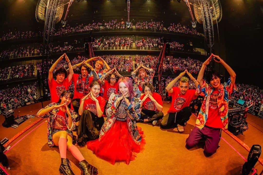 LiSAさんのインスタグラム写真 - (LiSAInstagram)「LiVE is Smile Always〜LADYBUG〜@ぴあアリーナMM(横浜)Day2 最高な日は、いつも大好きな音楽とみんながくれる。 みんなの姿と愛と思いやりと優しさに助けられて、大切な音楽に力をもらって、最高で幸せな二日間でした。 みんなの生きるたくさんの日に大好きな音楽と、最高な日がたくさんたくさんたくさんありますように。 ありがとうございました。 太陽へ羽を広げたてんとう虫行方を眺めていた。次は8/7.8/8福岡へ。よろしくお願いします。 今日もいい日だっ。 #LADYBUGツアー」8月1日 21時36分 - xlisa_olivex