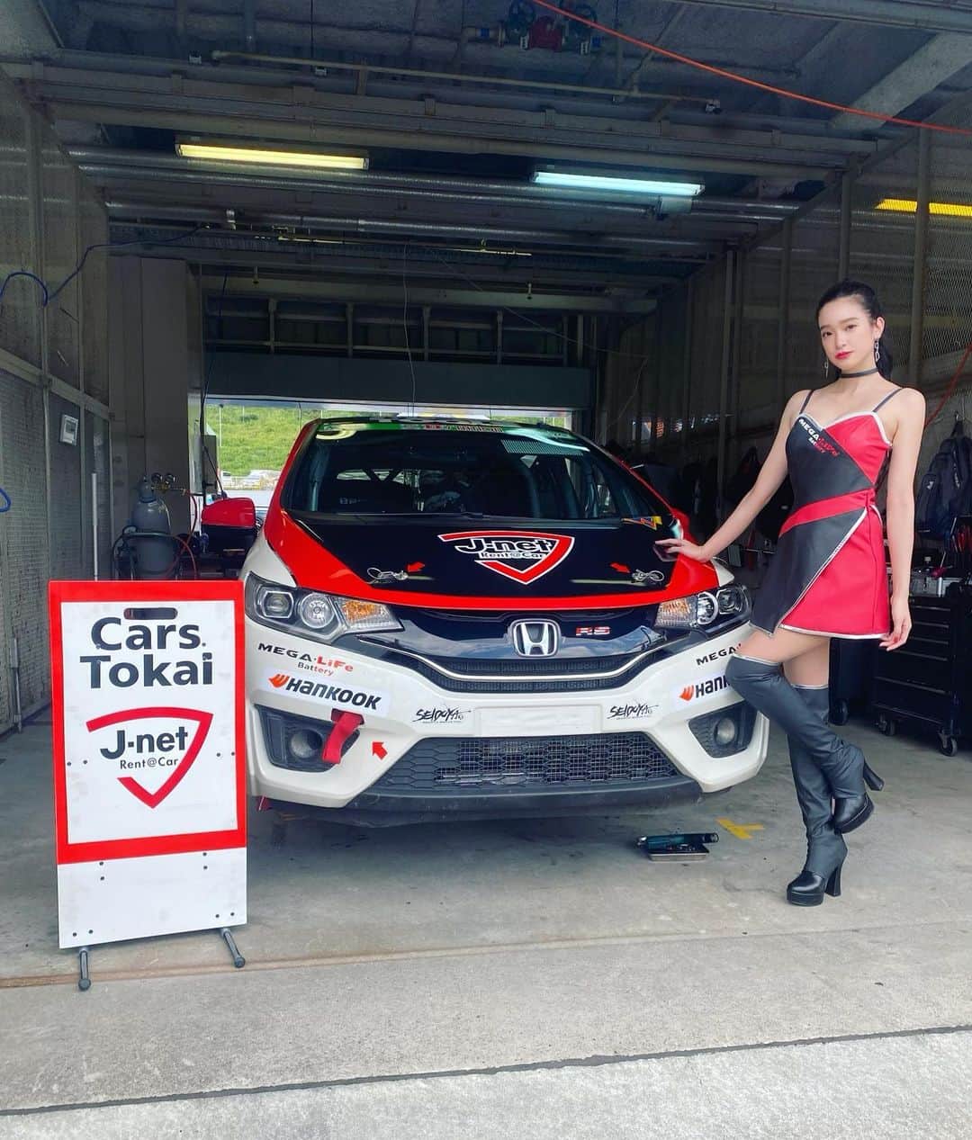 太田麻美のインスタグラム：「SUPER耐久Rd,4オートポリス❤️‍🔥 悪天候で厳しいレースとなりましたが 222号車Honda Cars Tokaiは、 無事にチェッカーを受けることが出来ました🏁✨ 沢山の応援有り難うございました❤️🖤  #supertaikyu #racequeen #rq #megalifebattery #s耐 #レースクイーン #メガライフ #メガライフガールズ」