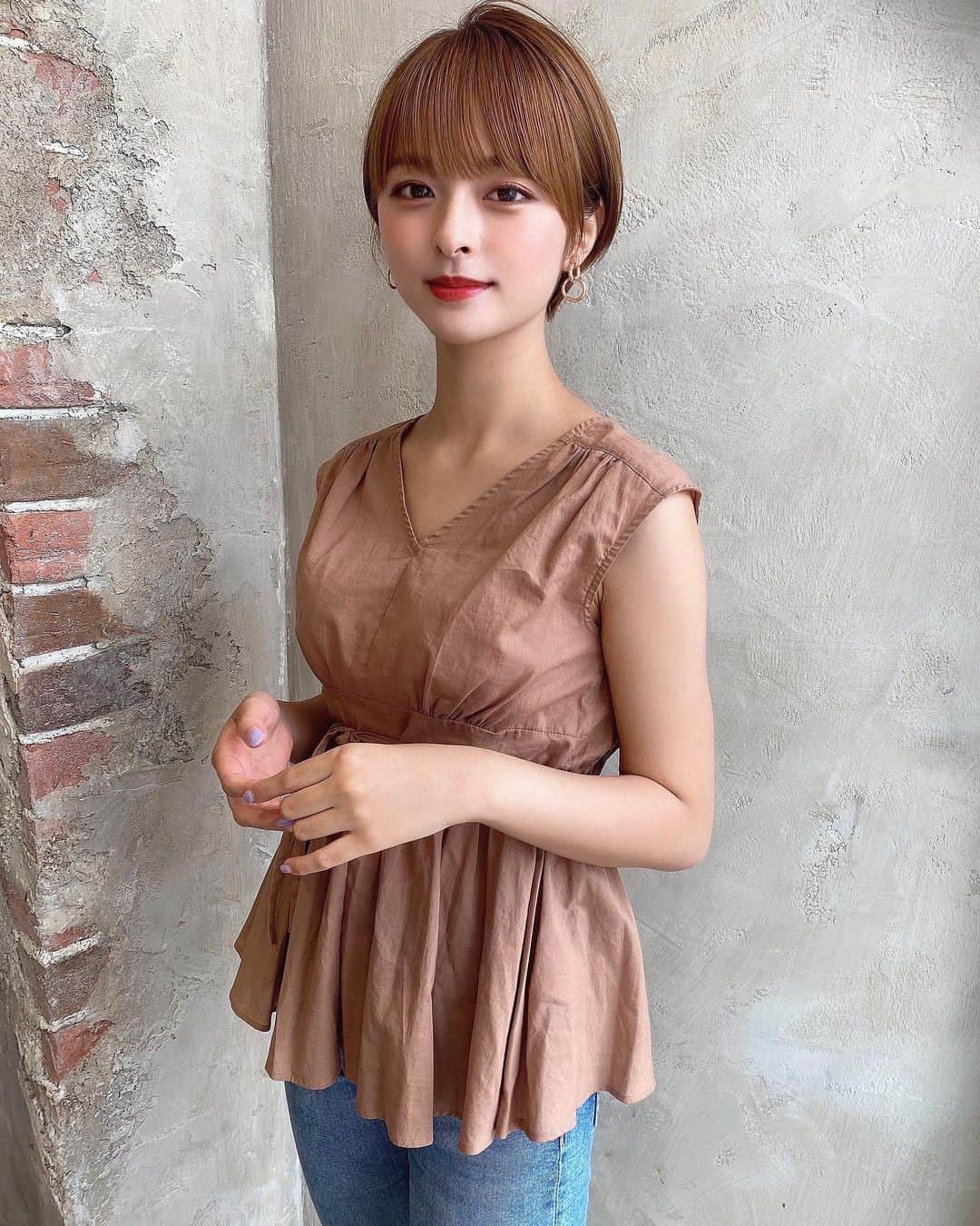 かおりのインスタグラム：「・ ・  今日から8月🌞 暑さに負けず今月も頑張りましょう！  #ノースリーブ　#ベージュカラー」