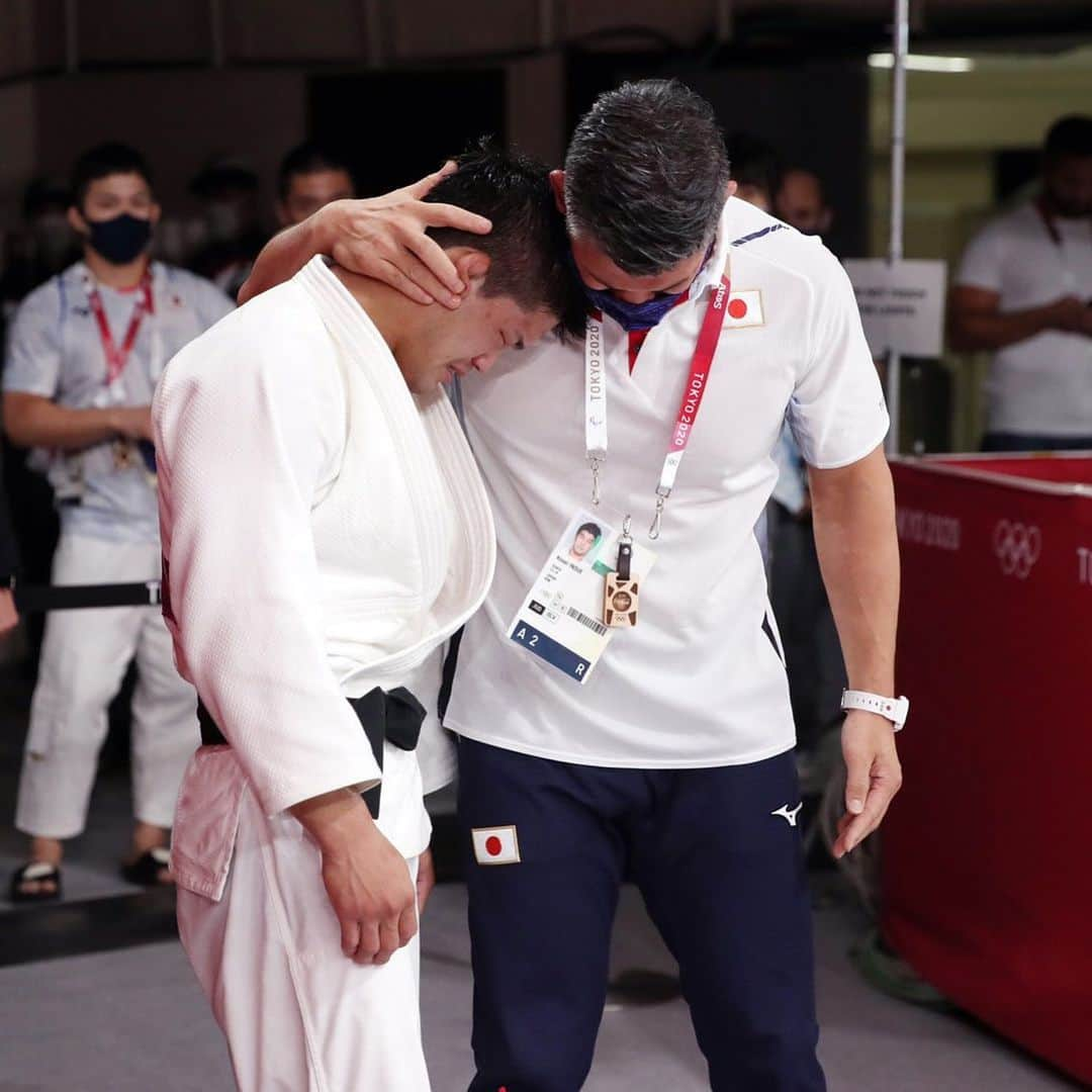 大野将平のインスタグラム：「@koseiinoue_official  big boss‼︎ The Judo competitions for the Tokyo Olympics have finished. Thank you for all of your support.  Mr. Inoue is the #1 coach of all time!  #tokyo2020   東京オリンピックの柔道競技が終了しました。 応援ありがとうございました。 2013年の世界選手権初代表から2021年の東京オリンピックまでの9年間、私の柔道人生は井上康生監督とともにありました。 井上康生監督の体制でオリンピック二連覇できたこと、戦えたことは幸せでした。 #柔道  日刊スポーツ提供。」