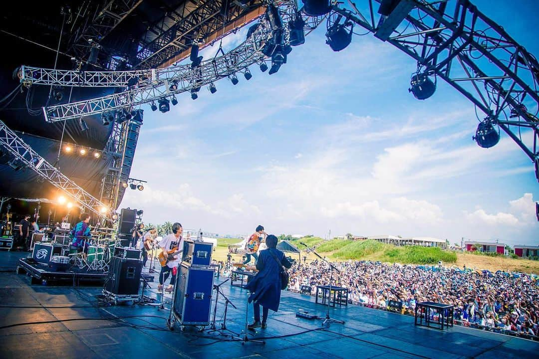 竹中雄大さんのインスタグラム写真 - (竹中雄大Instagram)「俺らの夏が始まった。 本日は大阪で夏フェス「ジャイガ」に出演。 メインステージトップバッター。 早い時間、そしてクッソ暑い中 Novelbrightを選んでくれて まじでありがとうございました！！  野外まじ気持ちいい！！！！！ ライブ最高！！！フェス最高！！！ 開催してくれて心からありがとうございます。  Photo : @junpeihiyoshi  #novelbright #竹中雄大 #livephoto  #ジャイガ #大阪 #舞洲 #夏 #夏フェス  #osaka #summer #festival #fes #live  #久しぶりの投稿やけど  #竹中元気ですよ #元気すぎて  #ケータリングで  #ご飯食べすぎて  #また太りそうか心配 #筋トレ  #頑張るか」8月1日 22時22分 - yudai_vo