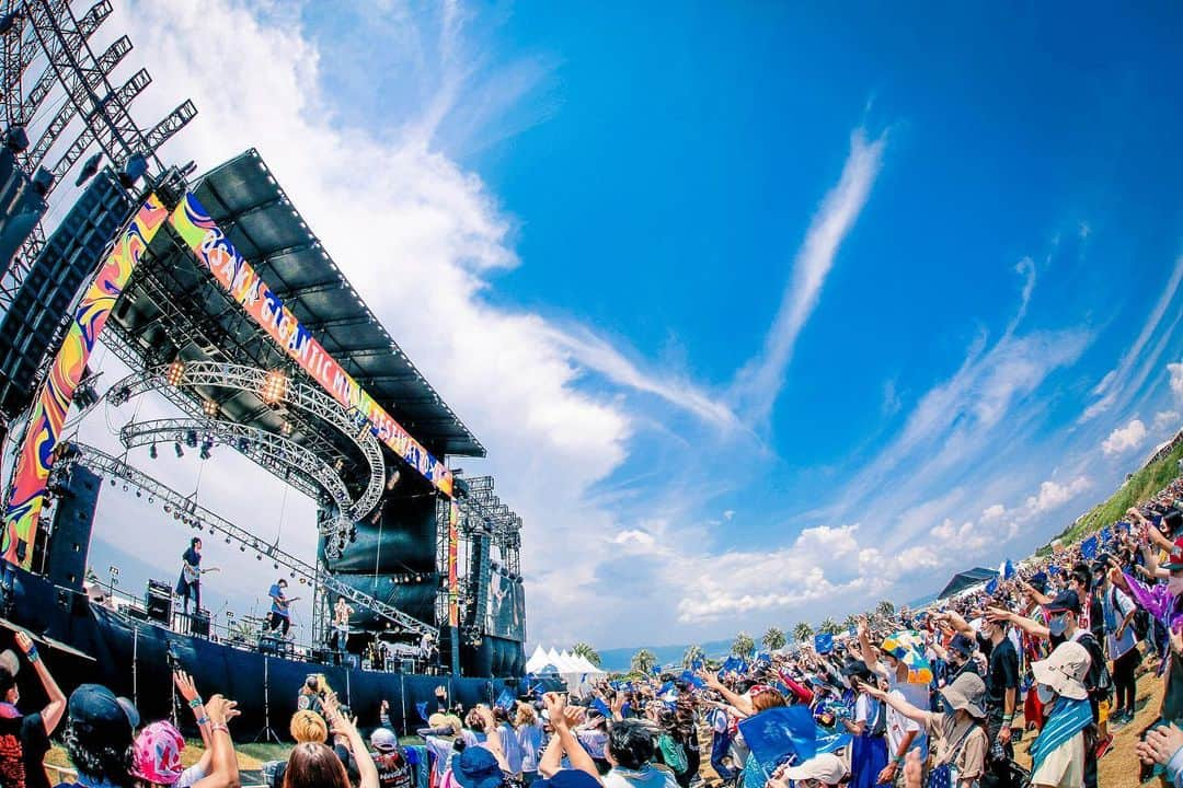 竹中雄大さんのインスタグラム写真 - (竹中雄大Instagram)「俺らの夏が始まった。 本日は大阪で夏フェス「ジャイガ」に出演。 メインステージトップバッター。 早い時間、そしてクッソ暑い中 Novelbrightを選んでくれて まじでありがとうございました！！  野外まじ気持ちいい！！！！！ ライブ最高！！！フェス最高！！！ 開催してくれて心からありがとうございます。  Photo : @junpeihiyoshi  #novelbright #竹中雄大 #livephoto  #ジャイガ #大阪 #舞洲 #夏 #夏フェス  #osaka #summer #festival #fes #live  #久しぶりの投稿やけど  #竹中元気ですよ #元気すぎて  #ケータリングで  #ご飯食べすぎて  #また太りそうか心配 #筋トレ  #頑張るか」8月1日 22時22分 - yudai_vo