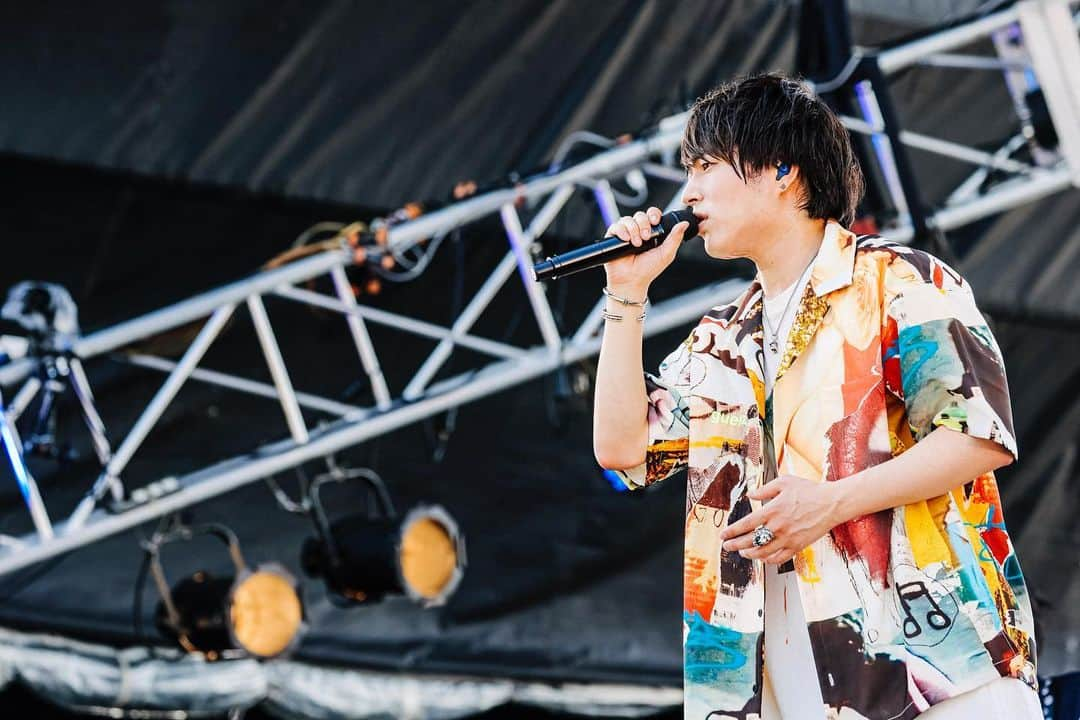 竹中雄大さんのインスタグラム写真 - (竹中雄大Instagram)「俺らの夏が始まった。 本日は大阪で夏フェス「ジャイガ」に出演。 メインステージトップバッター。 早い時間、そしてクッソ暑い中 Novelbrightを選んでくれて まじでありがとうございました！！  野外まじ気持ちいい！！！！！ ライブ最高！！！フェス最高！！！ 開催してくれて心からありがとうございます。  Photo : @junpeihiyoshi  #novelbright #竹中雄大 #livephoto  #ジャイガ #大阪 #舞洲 #夏 #夏フェス  #osaka #summer #festival #fes #live  #久しぶりの投稿やけど  #竹中元気ですよ #元気すぎて  #ケータリングで  #ご飯食べすぎて  #また太りそうか心配 #筋トレ  #頑張るか」8月1日 22時22分 - yudai_vo