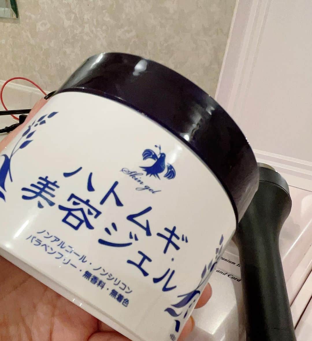 水谷雅子さんのインスタグラム写真 - (水谷雅子Instagram)「#夜のお手入れ#美顔器#美顔器超音波 #ハトムギ美容ジェル#マツモトキヨシ  #ドラッグストア #リフトアップ#老化を緩やかに #形状記憶#日々の積み重ね #週1のお手入れ#美は一日にしてならず  #水谷雅子#水谷雅子beautybook50の私  週1のペースで美顔器超音波を当ててます。 肌のハリ、リフトアップのお手入れです。 12年ぐらい前の大きな美顔器ですけど😅 故障も無く今も全然使えています。 もう一つは3年前のピュアパルスの小さめの美顔器です。交互に使っています。 超音波を当てる時に使う専用のジェルなんですが、最近はハトムギ美容ジェルを使ってます。 ちょうど専用ジェルを切らしていて、 その時に使ったのがきっかけです。😅 美顔器専用ジェルと違って柔らかい感じですが、美容成分が入っているので肌の調子がいい事を実感！😳✨✨ リピート3個目です。 最初はお風呂上がりにボディにつけていました。🛀☺️💕」8月1日 22時36分 - mizutanimasako