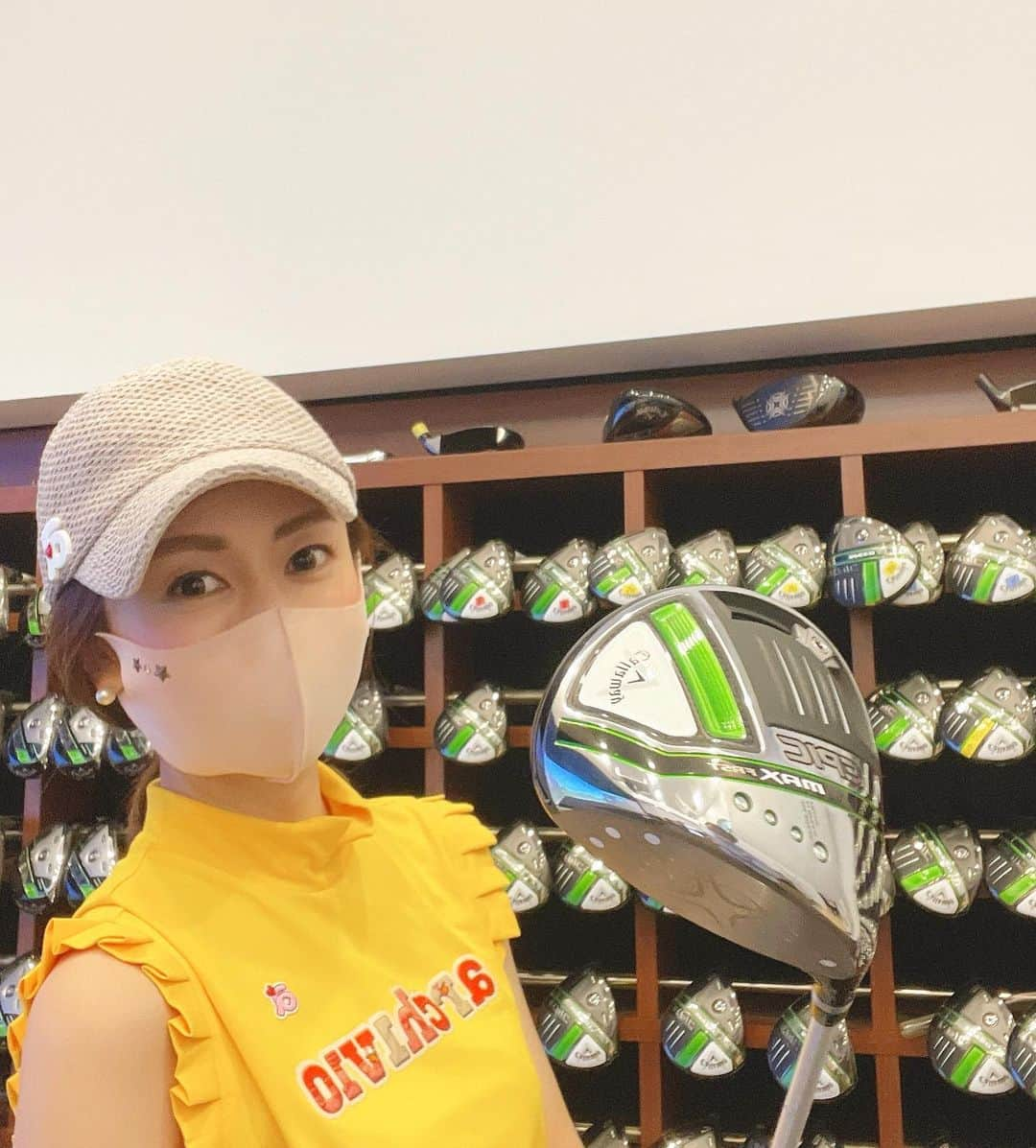 宮崎宣子さんのインスタグラム写真 - (宮崎宣子Instagram)「新しいクラブのフィッティングへ @callawaygolf_japan  へ行ってきました🏌️‍♀️  自分に合ったクラブを全てフィッティングしてくれるので、 キャロウェイさんでクラブを購入すると、毎回スコアが少しずつ上がっていくのが、本当にすごい⛳️✨  ヘッドが軽くなって、 私はかなり振りやすくなったぶん、 飛距離が伸びてくれました😆  私はヘッドスピードが全然なくて、 どちらかというと、ドライバーとウッドがあまり距離変わらなかったりしますが、 これは飛びそう⛳️😆🏌️‍♀️  早く涼しくならないかな😅 今は暑くてちょっと無理ー🥲 ナイター行こうかな😂  #clubfitting  #callaway  #callawaygolf  #epic #epicmaxfast  #ゴルフ女子  #キャロウェイ  #golfwear  #archivio #アルチビオ #ゴルフウェア」8月1日 22時46分 - miyazaki_nobuko