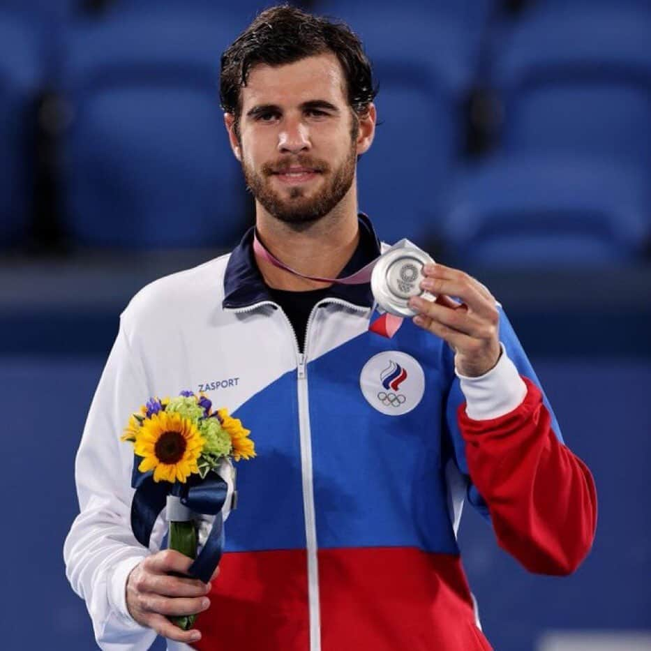 カレン・ハチャノフさんのインスタグラム写真 - (カレン・ハチャノフInstagram)「It’s an honor for me to participate in the Olympic Games for the first time in my life. All week I was fighting  for my country,for my family,for my team and did everything I could. The fact that I was so close to a gold medal makes me feel upset. However I am very proud that I could come this far and add a silver medal to the Olympic medal count for my country🥈 Thank you everyone who supported and believed in me throughout this week. It means a lot to me🙏🏻❤️#ROC   Для меня большая гордость участвовать в олимпийских играх в первый раз в моей жизни. Всю неделю я бился за свою страну,за свою семью,за свою команду и сдалал все что мог. Конечно,тот факт что я был так близок к золотой медали меня расстраивает и огорчает. Несмотря на это я горжусь тем,что смог дойти до самого финала и принести в зачёт своей страны ещё одну серебряную медаль🥈 Спасибо всем,кто верил в меня и поддерживал всю неделю🙏🏻❤️ #ОКР」8月1日 22時59分 - karenkhachanov