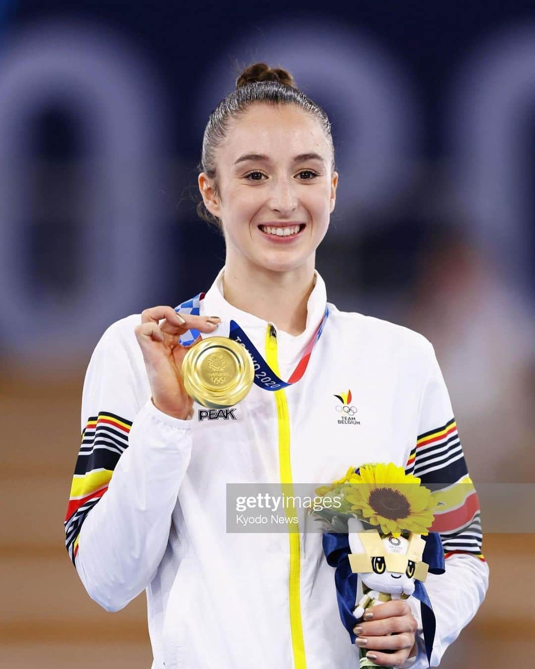 ニナ・デヴァエルのインスタグラム：「OLYMPIC CHAMPION!!!🥇 AM I STILL DREAMING?   Thank you everyone for all the support! 😍  #gymnastics #olympics #tokyo2020 #gold #medal #unevenbars #gym」