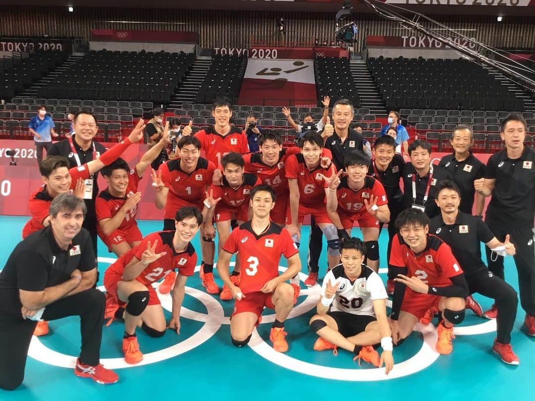 のインスタグラム：「… vs 🇮🇷 3-2 WIN !!! 予選突破しました🥳 山内さんと2人だけで流行ってるポーズもどうぞ🙃  #0801 #3勝目 #tokyo2020 #olympics #volleyball #龍神NIPPON」