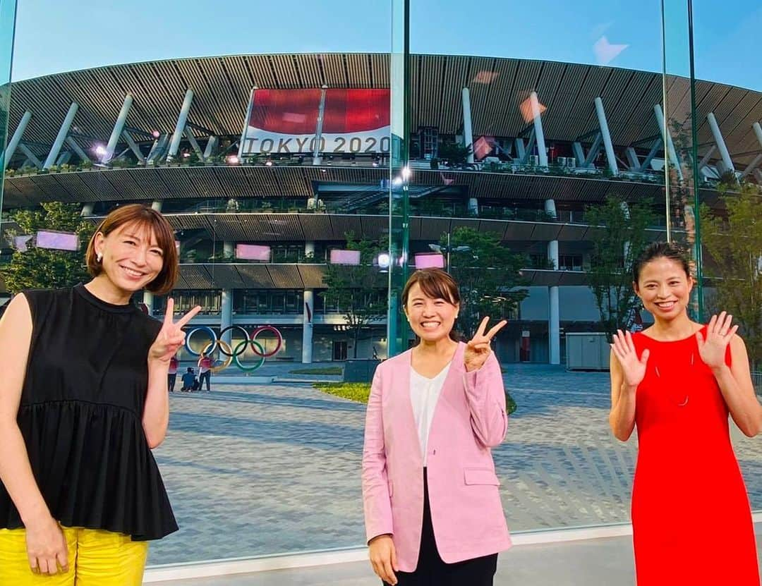 平野 早矢香さんのインスタグラム写真 - (平野 早矢香Instagram)「今日は卓球女子団体初戦とても良いスタートが切れましたね✨団体から出場した平野美宇選手も素晴らしい滑り出し👍この勢いのまま次戦も頑張ってほしいです😄 そして明日から卓球男子団体が始まります！ チーム一丸となってそれぞれの力を出し切ってもらいたいです！！ ・ 8月2日(月)は #NHK #東京2020オリンピック #番組は #午前9時5分から #卓球男子団体 #生中継 #出演します ・ また、女子団体準々決勝、台湾戦は午後7時25分からNHK  Eテレで放送します！ ・ 今日のお昼は国立のスタジオからバドミントンの小椋久美子さん、そして陸上の小林祐梨子さんとご一緒しました！初日スタートのメンバーだったので色々なお話ができてとても楽しかったです😊小椋さんはスポーツそして選手への愛が溢れていてとても素敵な方ですし、小林さんは色々な競技の勉強もされていてお2人とご一緒させていただくと私自身とても嬉しいですし、勉強になります！！私自身も伝える側としてしっかり勉強しながら、選手のプレーや想いをみなさんにお伝えできるように全力を尽くします👊」8月2日 0時56分 - sayakahirano0324