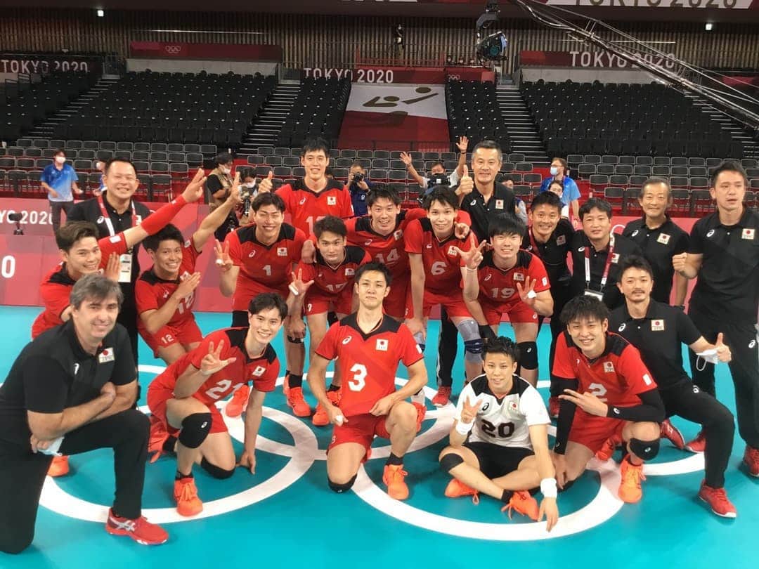 清水邦広さんのインスタグラム写真 - (清水邦広Instagram)「予選３勝 突破しました。  みなさんの応援のおかげです！ 本当にありがとうございます！  決勝トーナメントも このままの勢いでがんばります！！  Photo by FIVB  #Tokyo2020 #Olympic #龍神NIPPO #バレーボール #みんな愛してる」8月2日 1時20分 - gorikuni0811