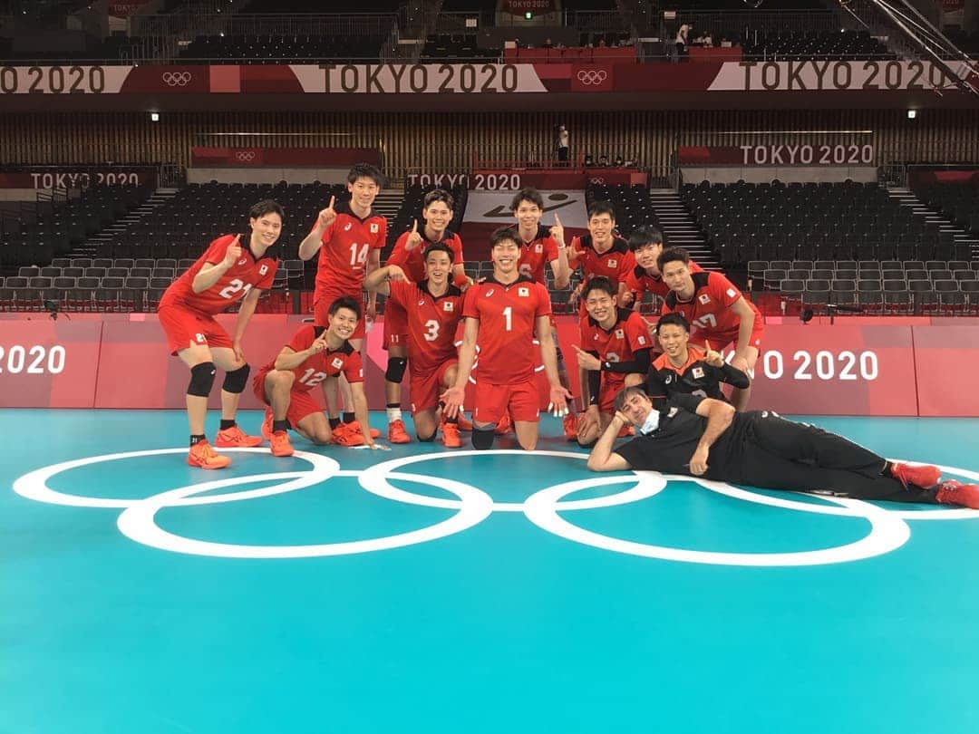 清水邦広さんのインスタグラム写真 - (清水邦広Instagram)「予選３勝 突破しました。  みなさんの応援のおかげです！ 本当にありがとうございます！  決勝トーナメントも このままの勢いでがんばります！！  Photo by FIVB  #Tokyo2020 #Olympic #龍神NIPPO #バレーボール #みんな愛してる」8月2日 1時20分 - gorikuni0811