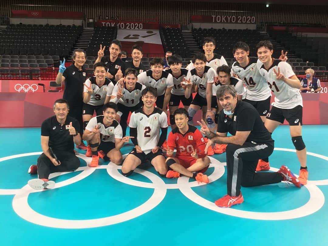 清水邦広さんのインスタグラム写真 - (清水邦広Instagram)「予選３勝 突破しました。  みなさんの応援のおかげです！ 本当にありがとうございます！  決勝トーナメントも このままの勢いでがんばります！！  Photo by FIVB  #Tokyo2020 #Olympic #龍神NIPPO #バレーボール #みんな愛してる」8月2日 1時20分 - gorikuni0811