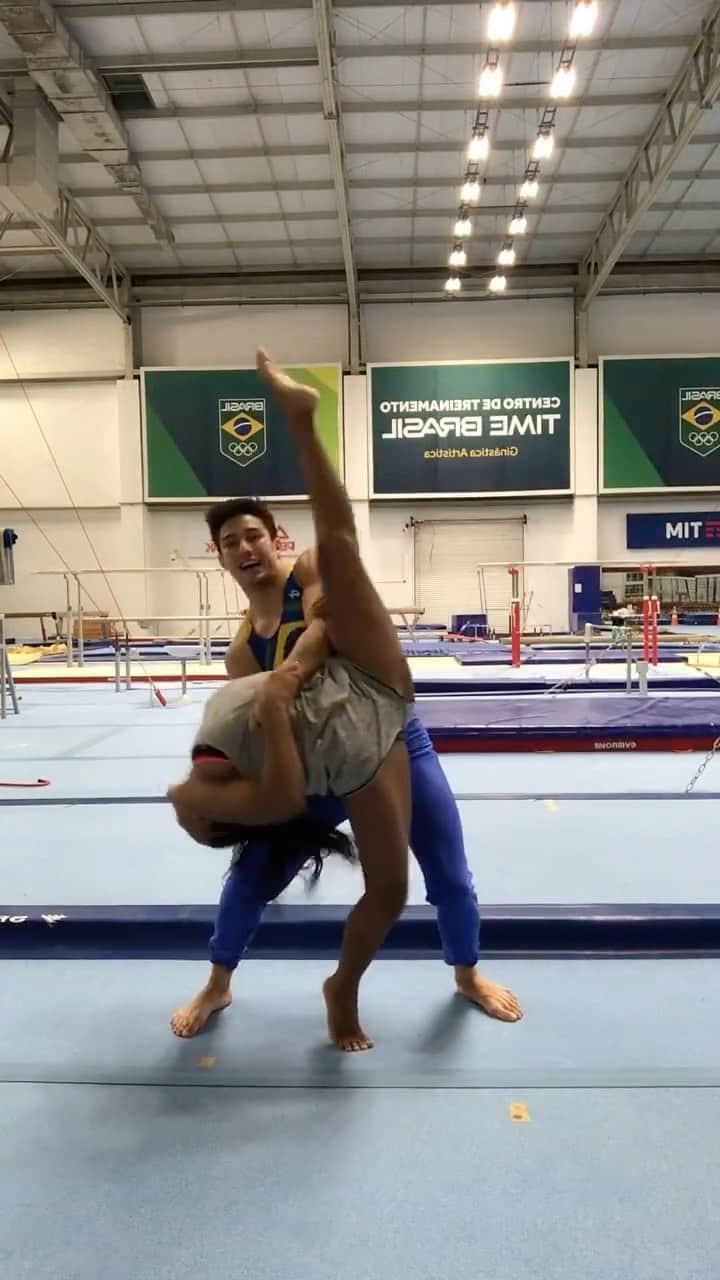 アルトゥール・オヤカワ・マリアノのインスタグラム：「Porque a dancinha não envelhece e vamooo comemorar dançando mais ❤️❤️❤️🥇⭐️  @rebecarandrade  #rebecaandrade #olympics #tokyo2020」