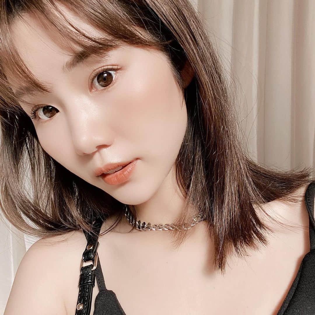 ほしのこさんのインスタグラム写真 - (ほしのこInstagram)「celvokeからギフトしていただきました💄新作秋コスメ 𓂂𓏸 本日発売！  しっとりマットな質感の エンスロールマットリップス (全6色 そのうち1色数量限定) 私は写真でも塗ってる04がお気に入り♪ The brown！な色味で暗めのトーンの髪色や洋服に合うなぁと個人的に思います‪♡‪  それに合わせて ボランタリーアイズのアイシャドウ  ラメ感が全くないマットな 02と05を重ね付けしました🪞  かわいい～  8月に入り 既に秋を意識したメイクやお洋服を チェックしてます💭♥  #celvoke#promotion#秋コスメ#秋メイク#ほしのこch#セルボーク#コスメ」8月2日 14時11分 - hoshinoko728