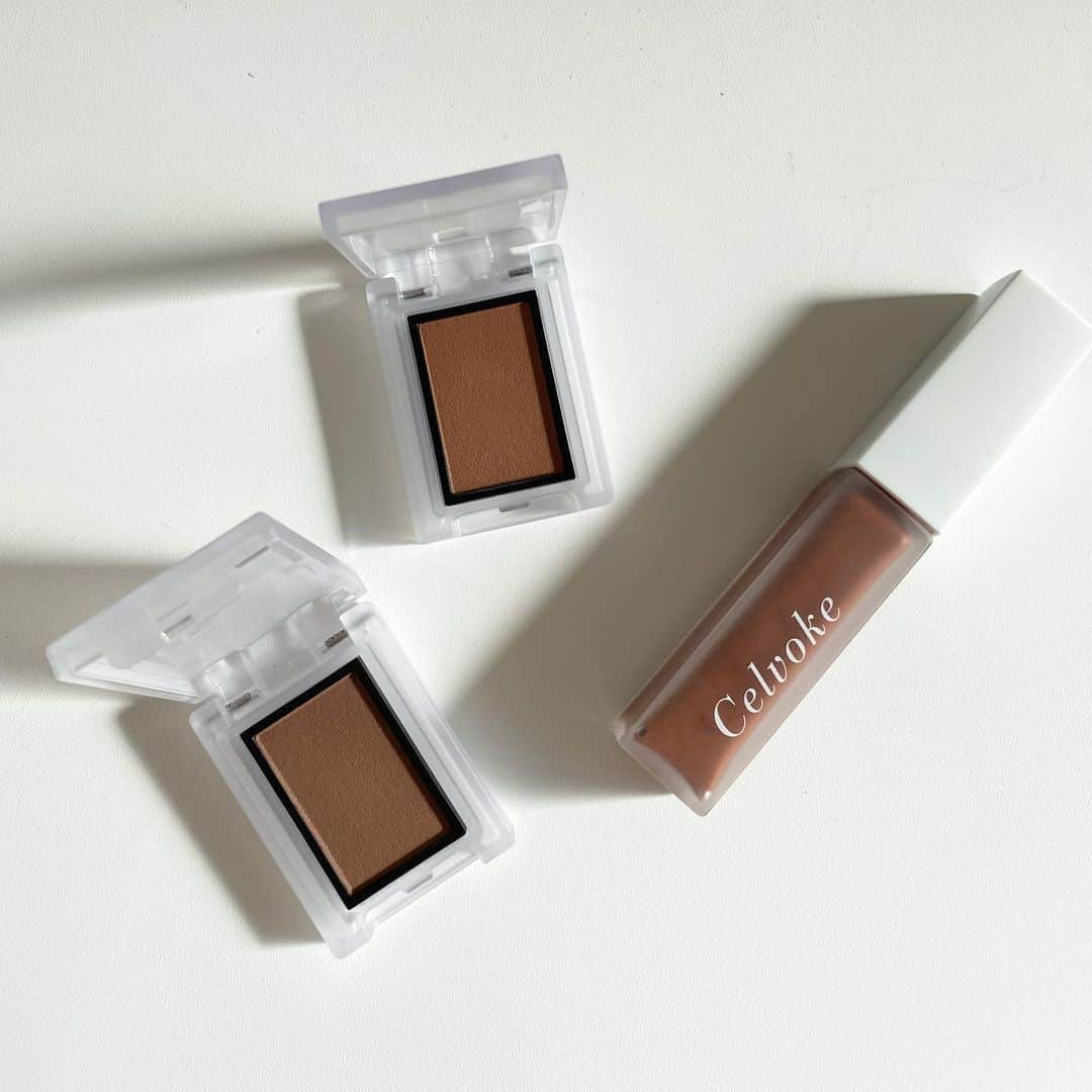 ほしのこさんのインスタグラム写真 - (ほしのこInstagram)「celvokeからギフトしていただきました💄新作秋コスメ 𓂂𓏸 本日発売！  しっとりマットな質感の エンスロールマットリップス (全6色 そのうち1色数量限定) 私は写真でも塗ってる04がお気に入り♪ The brown！な色味で暗めのトーンの髪色や洋服に合うなぁと個人的に思います‪♡‪  それに合わせて ボランタリーアイズのアイシャドウ  ラメ感が全くないマットな 02と05を重ね付けしました🪞  かわいい～  8月に入り 既に秋を意識したメイクやお洋服を チェックしてます💭♥  #celvoke#promotion#秋コスメ#秋メイク#ほしのこch#セルボーク#コスメ」8月2日 14時11分 - hoshinoko728