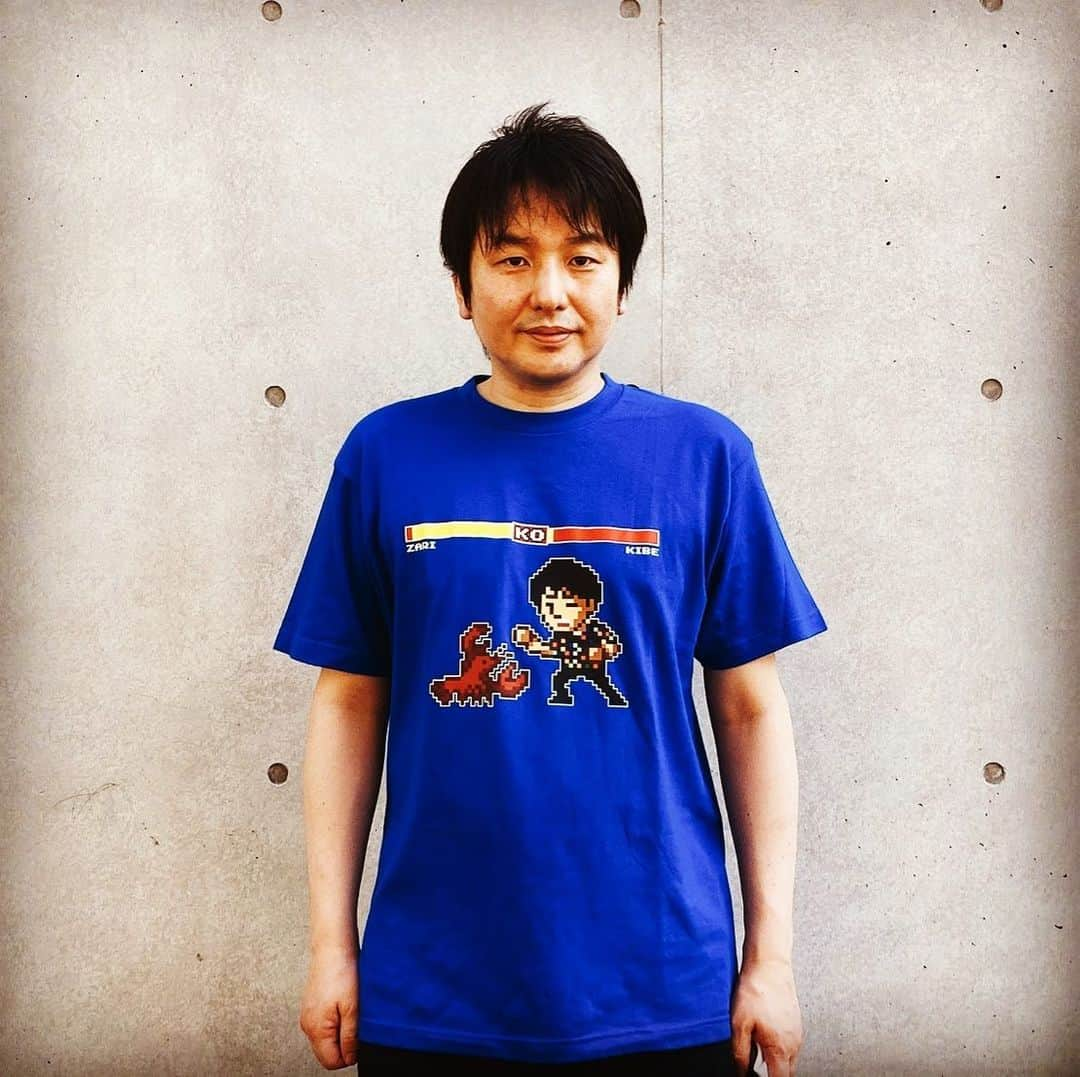 岐部昌幸さんのインスタグラム写真 - (岐部昌幸Instagram)「ゲームセンターCXの新グッズ。 キベザリTシャツ第2弾『フルーツ柄』  「安くてもいい！」のパネポン生放送のときに着ていた服をモチーフ。東京ゲームショウで発売。前作もすぐになくなったそうなので（私が売っているわけではないのですが）気になる方は是非！  #gccx #キベザリtシャツ  #東京ゲームショウ」8月2日 14時36分 - kibe_838861