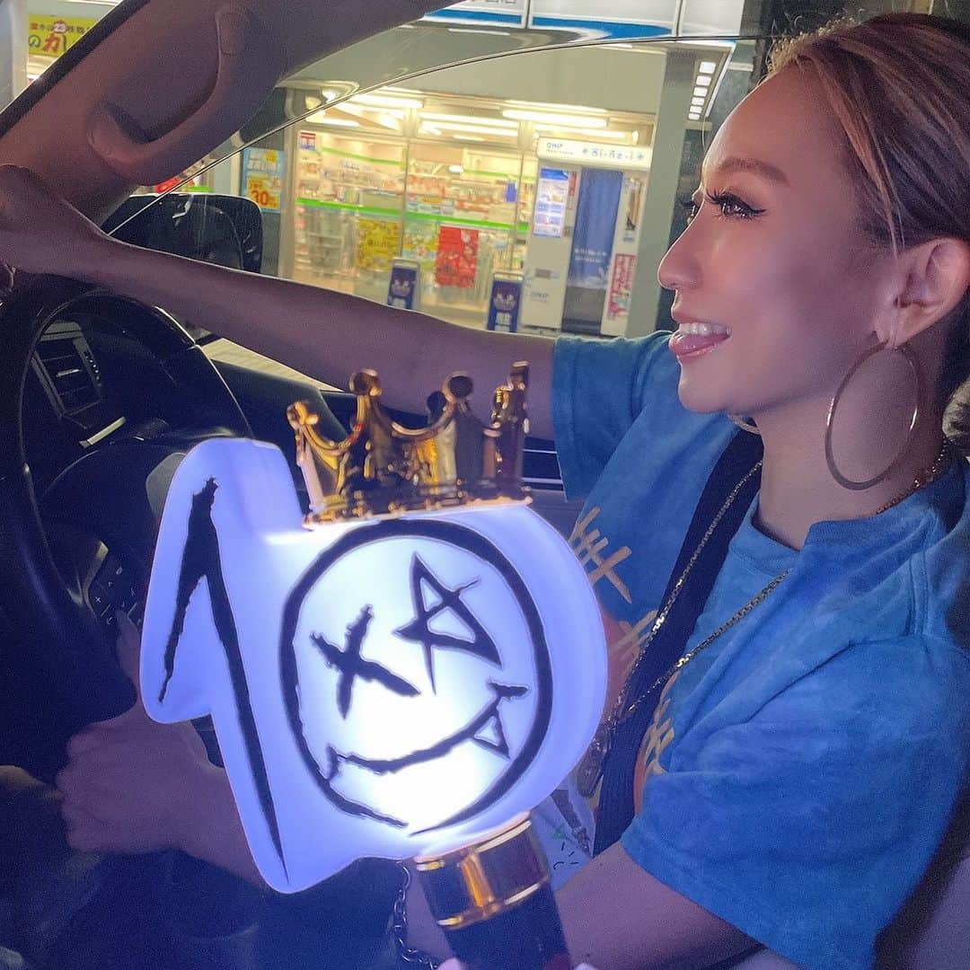 倖田來未さんのインスタグラム写真 - (倖田來未Instagram)「. 先日、LiSAのツアーに @showko1213 と遊びに行ってきました！！ もちろん車内はアルバムLADY BUG聴きながら！🐞 ⁡ FNS歌謡祭で出会い、そこからやっとツアーに足を運べました！！ 去年ツアーを見送るという辛い状況を選択したLiSAを見ていただけに、LiSAもファンの方々も フルボルテージだったのでは？！って感じでした！！ ⁡ LiSAのこだわりがたくさん詰まっていたんだろうなぁーと勝手に妄想しながら かわいいLiSAも、カッコいいLiSAも、大人なLiSAもいて、楽しいライブでした！！ ⁡ いやーーピッチがよくてほんまに歌ってんの？て思うくらい歌うまかったーーっ！！かっこよーでしたー！！ ⁡ これからも、更なる飛躍に期待！！ ⁡ #LiSA @xlisa_olivex #アリーナ #ツアー #LADYBUG #kodakumi #倖田來未 #Tシャツ #travisscott #macdonalds」8月2日 15時00分 - kodakumi_official