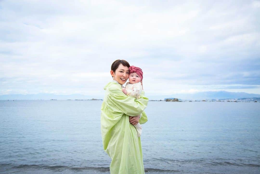 栄田祥子のインスタグラム：「2020年12月。生後5ヶ月のとき。  #マイナフォトオフィス  #海の写真館」