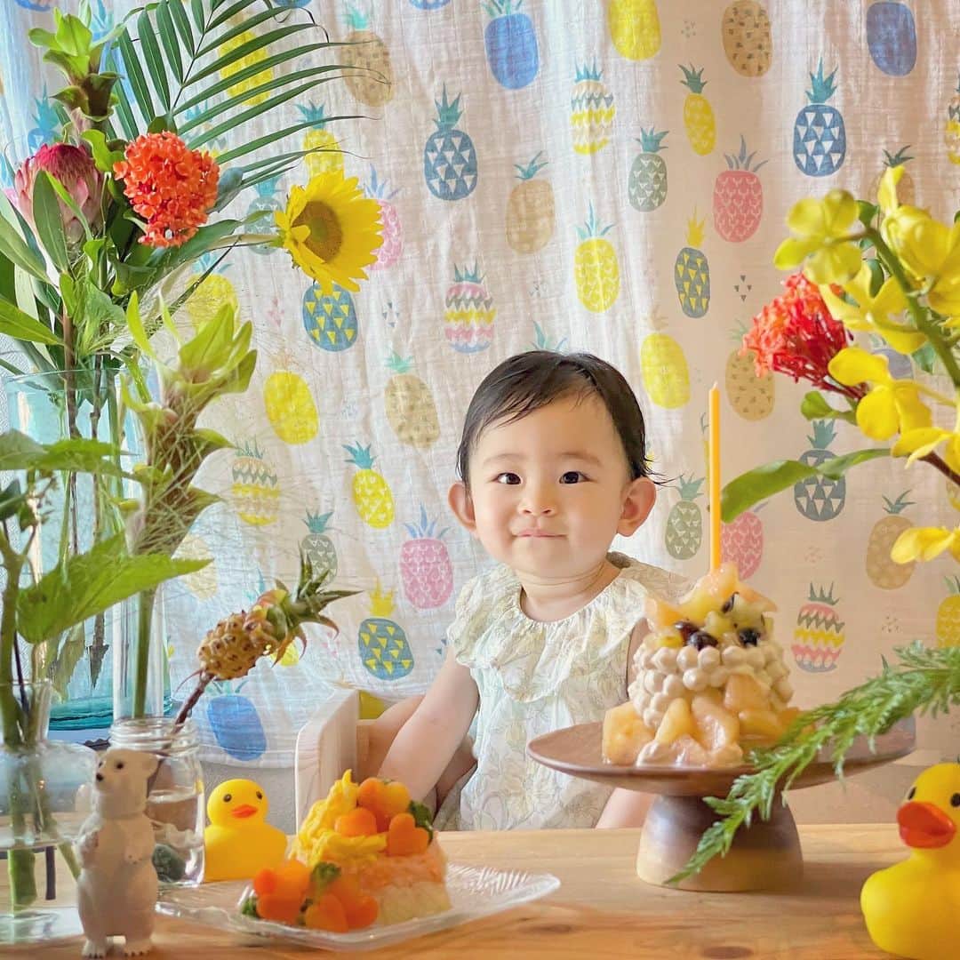 栄田祥子さんのインスタグラム写真 - (栄田祥子Instagram)「おめでとう1歳。やったね！ 🌼🍍🌴🐥🌺🌿🌟」8月2日 7時38分 - shoko_eida