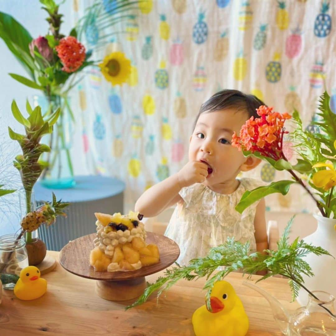 栄田祥子さんのインスタグラム写真 - (栄田祥子Instagram)「おめでとう1歳。やったね！ 🌼🍍🌴🐥🌺🌿🌟」8月2日 7時38分 - shoko_eida