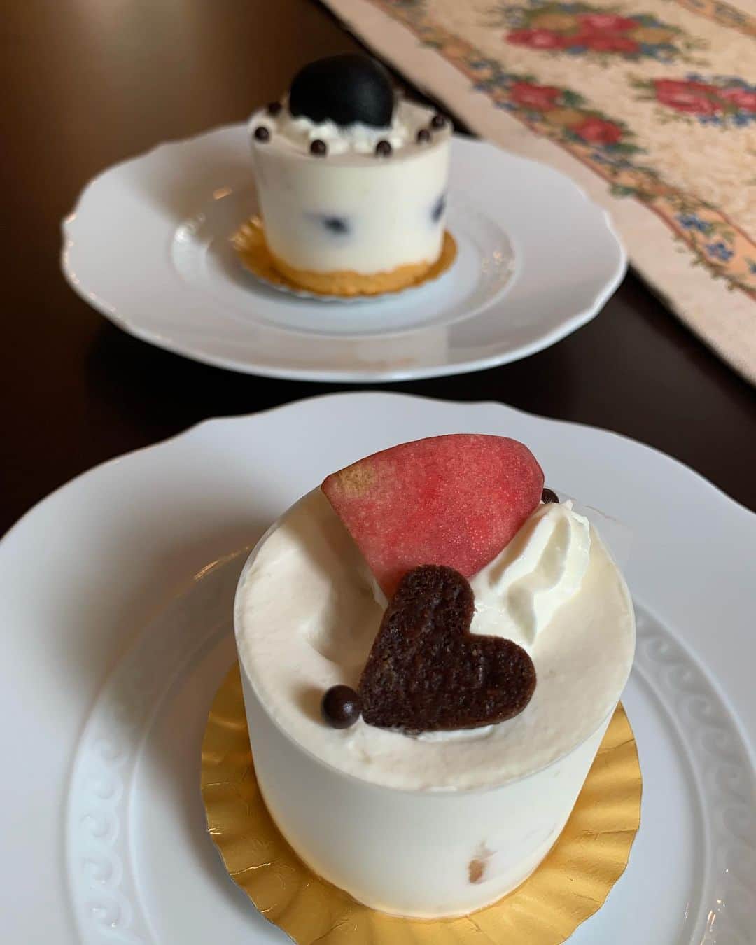 小倉優子さんのインスタグラム写真 - (小倉優子Instagram)「おはようございます☀  昨日は、大好きなケーキ屋さんで季節のフルーツのケーキを買いました✨✨  夜ご飯の後に次男がケーキを食べずに寝てしまったら、  「僕も明日の朝食べる❗️❗️」 と長男✨✨  なので、朝からケーキをいただきました❣️❣️ 　  さぁ 今日も一日楽しく頑張ります💕」8月2日 8時16分 - ogura_yuko_0826