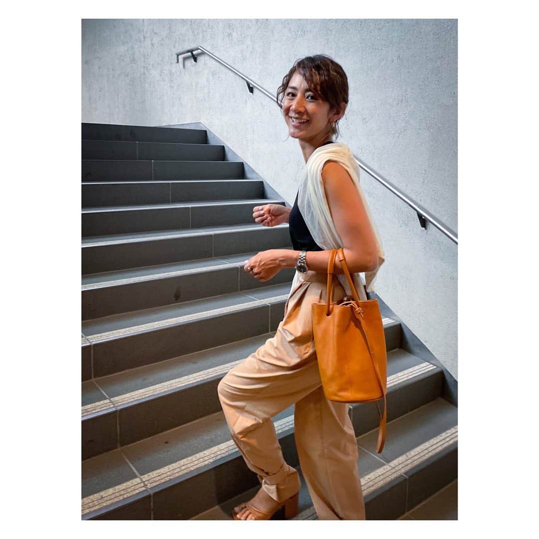 土井地恵理子さんのインスタグラム写真 - (土井地恵理子Instagram)「・ マットなレザーの新作BAGのサンプルで。 サイズ感がちょうど良くて使いやすいんだよな❤︎ 予約受付中です🙌🏻 @h.v.f.n   雨予報だったので @unbybalancestyle の撥水パンツ。 ほんとに水弾くから 雨の日はこれ一択✨  #hvfn #bag #unbybalancestyle」8月2日 8時16分 - ericodoiji