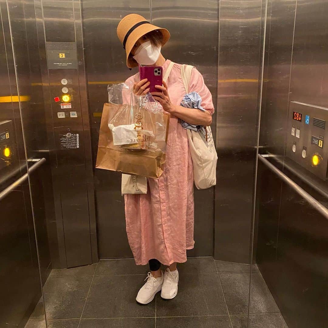 熊谷真実さんのインスタグラム写真 - (熊谷真実Instagram)「毎日赤坂に通ってます。  ピンクのワンピースは浜松のまめなり洋服店の。 8月末に遠鉄百貨店で催し物があるみたい！ 行く！  私とすしざんまいの社長。 がんばってるなぁ。 精進あるのみ。  昨日のインスタライブには皆さんありがとうございました。 いつも本当にありがと、  #熊谷真実 #赤坂レッドシアター #マミィ #舞台 #田村孝裕作演出 #まめなり洋服店」8月2日 9時16分 - mami_kumagai310